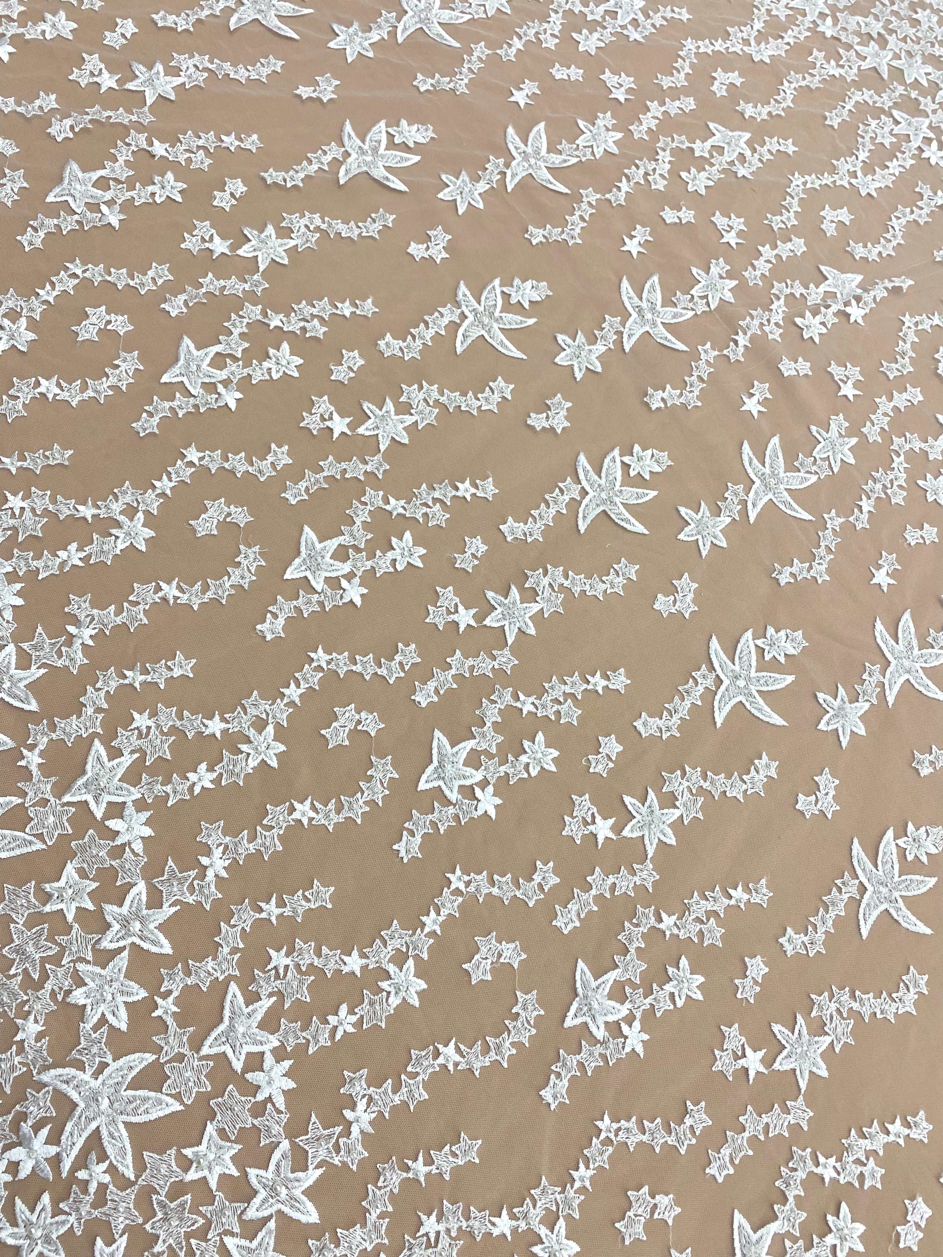 Csillagmintás csipke kristályokkal, gyöngyház gyöngyökkel és flitterekkel