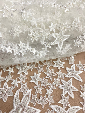Csillagmintás csipke kristályokkal, gyöngyház gyöngyökkel és flitterekkel