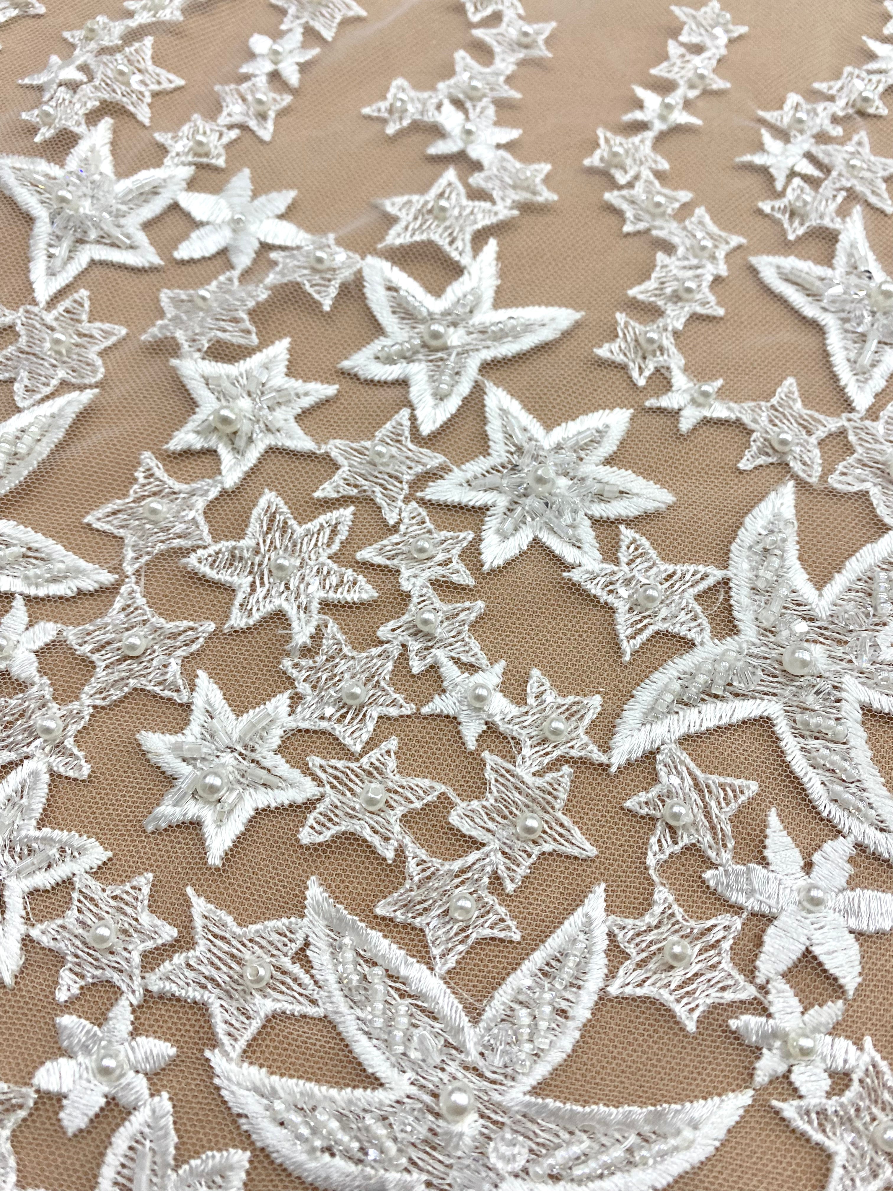 Csillagmintás csipke kristályokkal, gyöngyház gyöngyökkel és flitterekkel