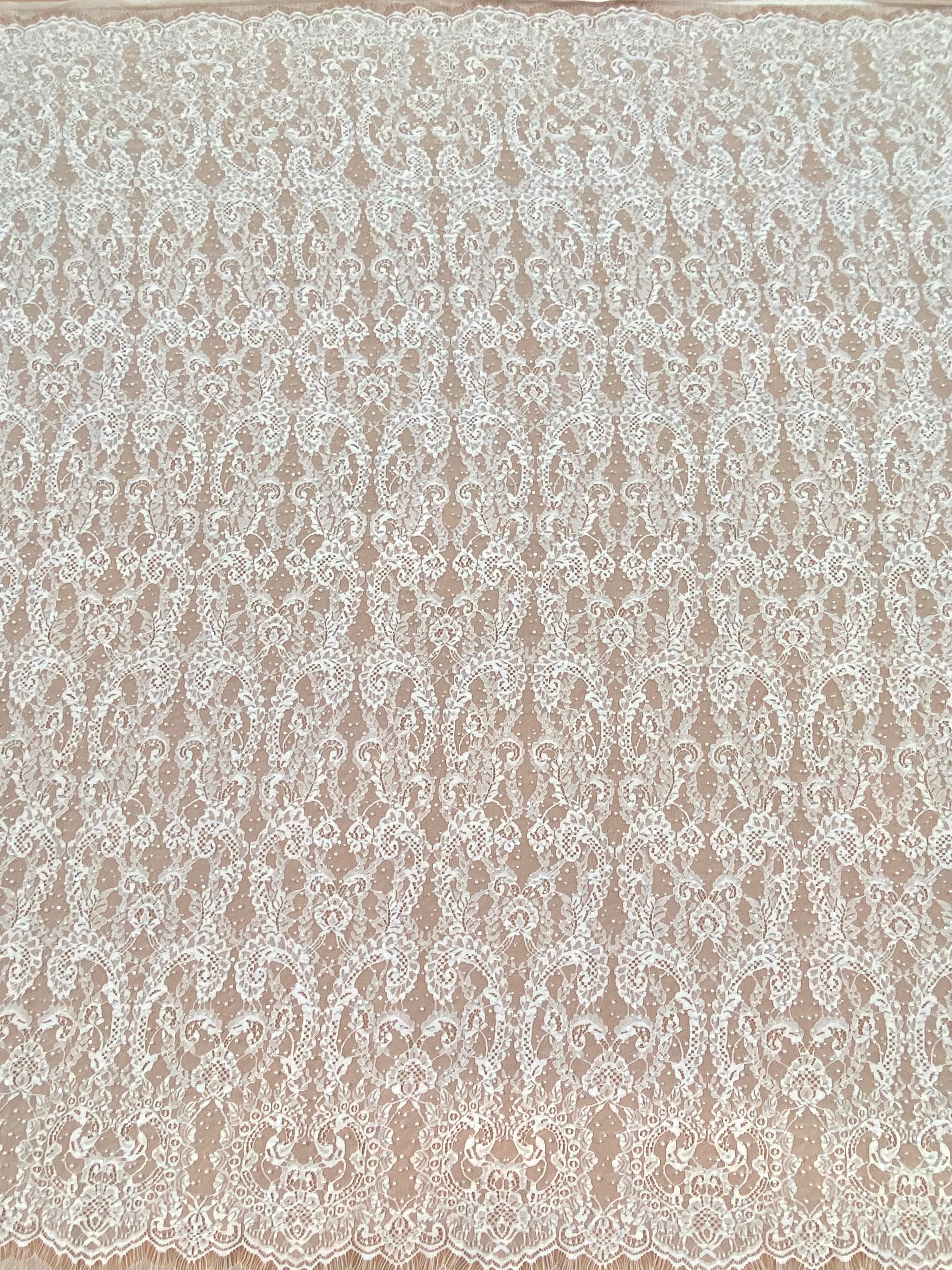Dantela Chantilly Ivory cu Perle, Margele si Paiete - Cupon 3 m