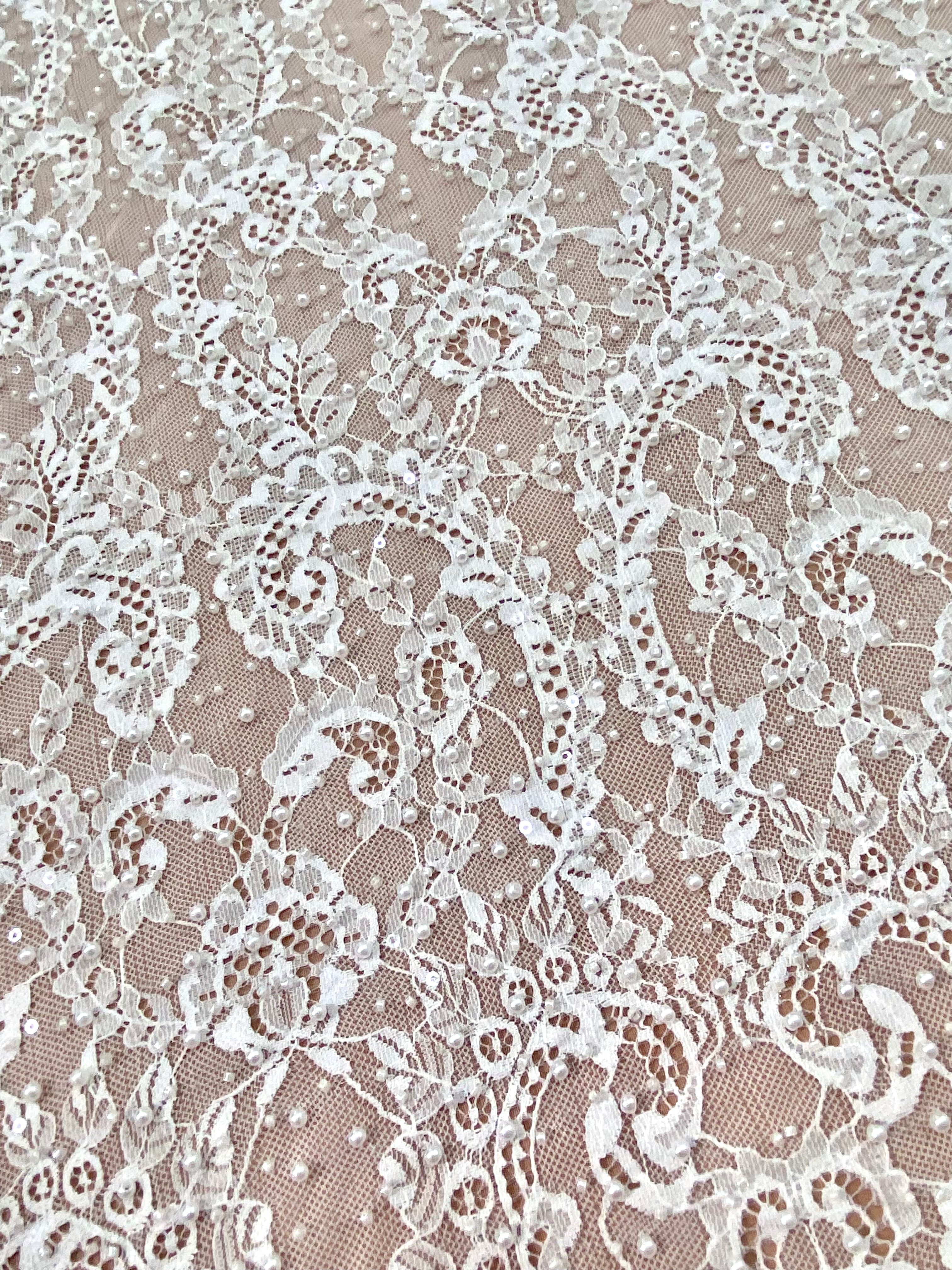 Dantela Chantilly Ivory cu Perle, Margele si Paiete - Cupon 3 m