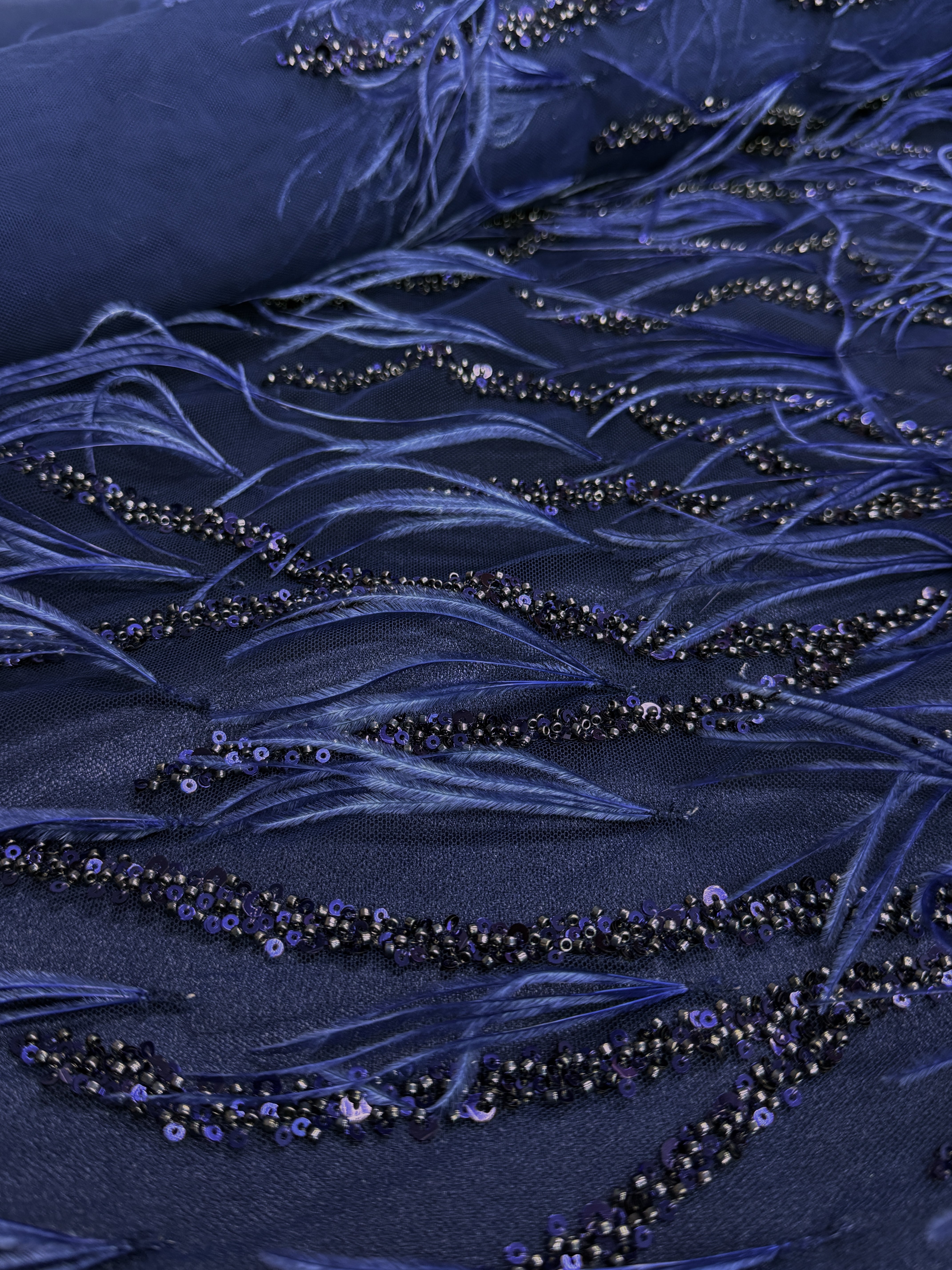 Dantela Couture Bleumarin cu Pene de Strut, cu Siraguri, cu Margele si Paiete