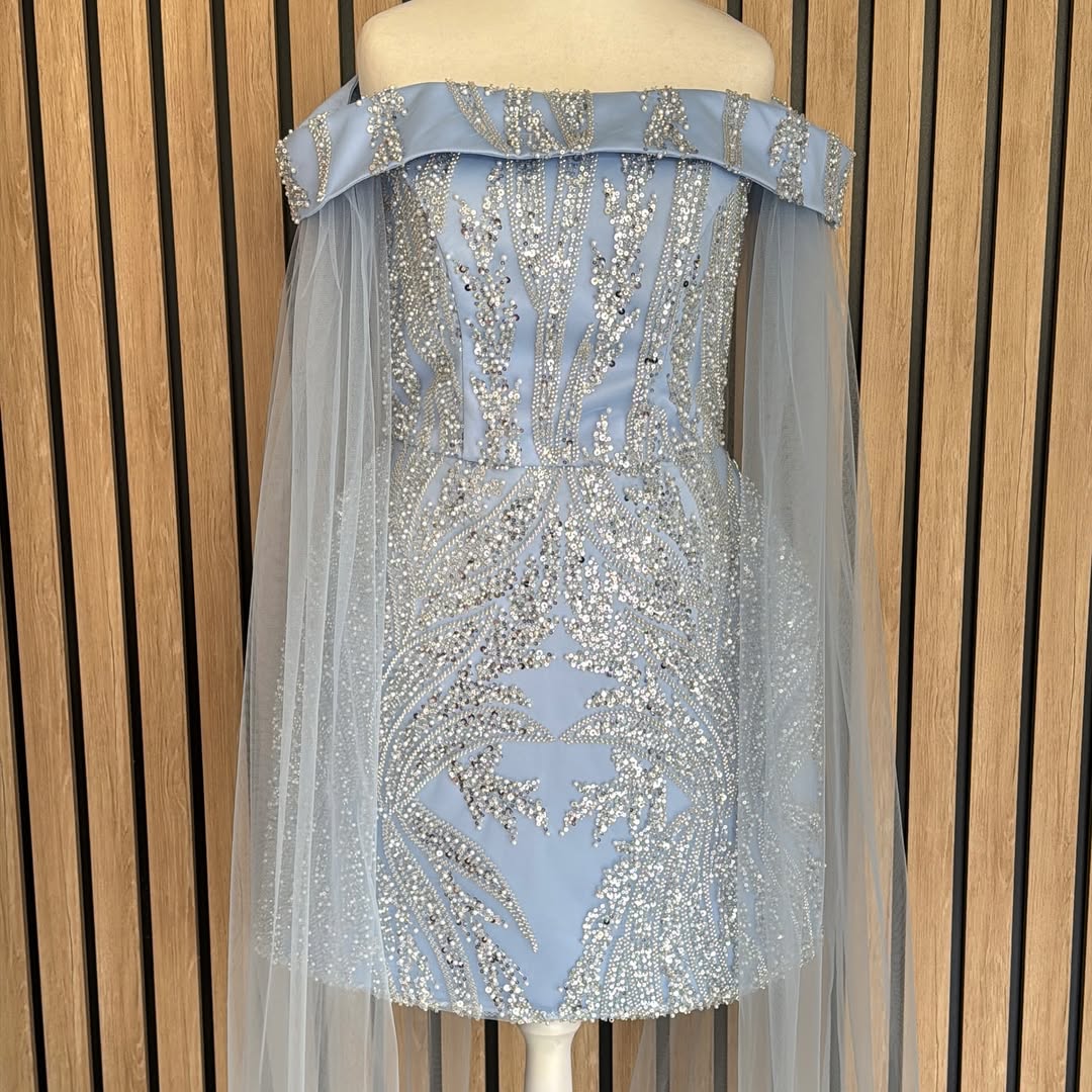 Csipke Couture ezüst tüllön, kék gyöngyökkel, gyöngyökkel és flitterekkel