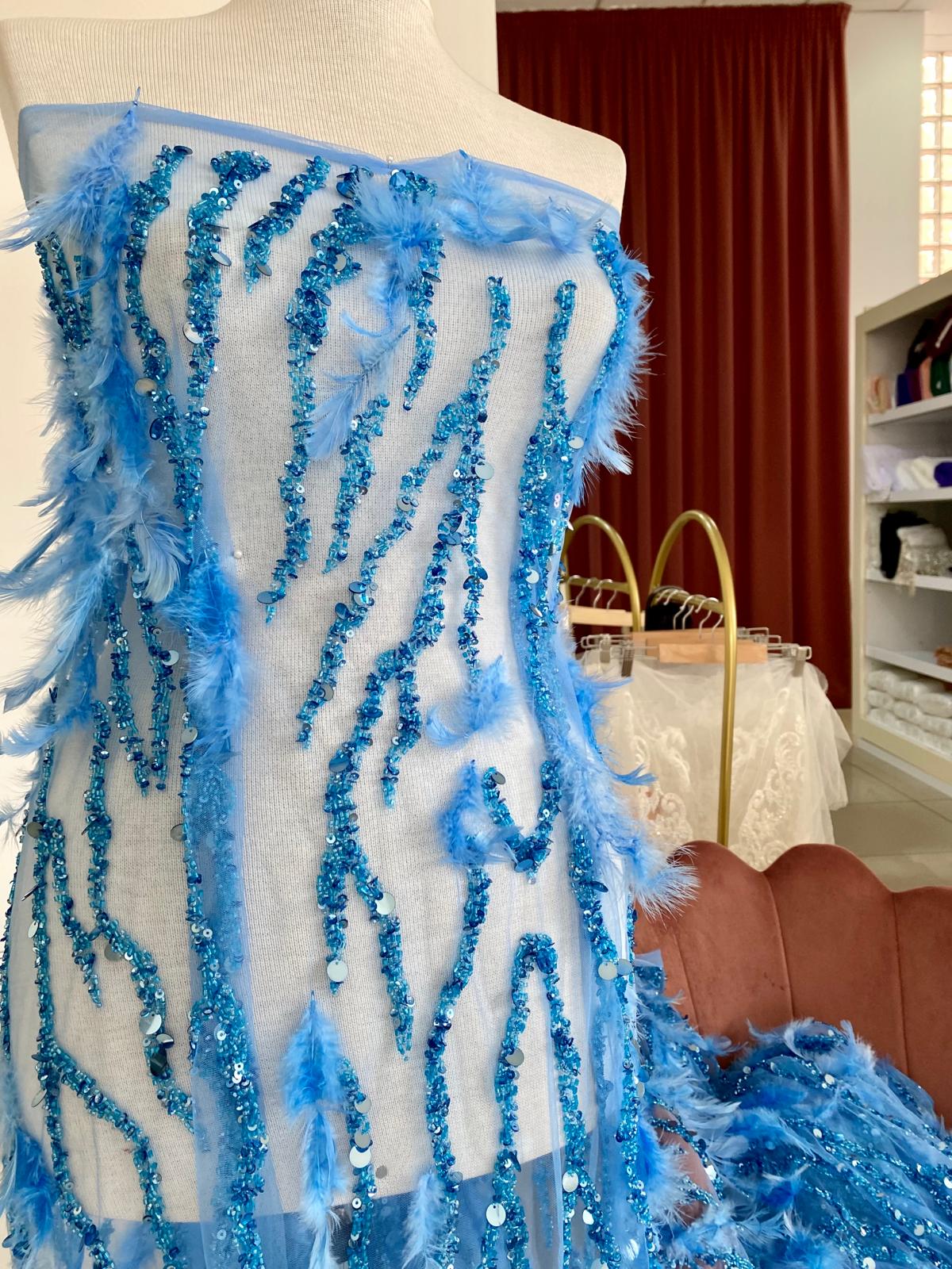 Dantela Sky Blue Haute Couture cu Siraguri si Pene