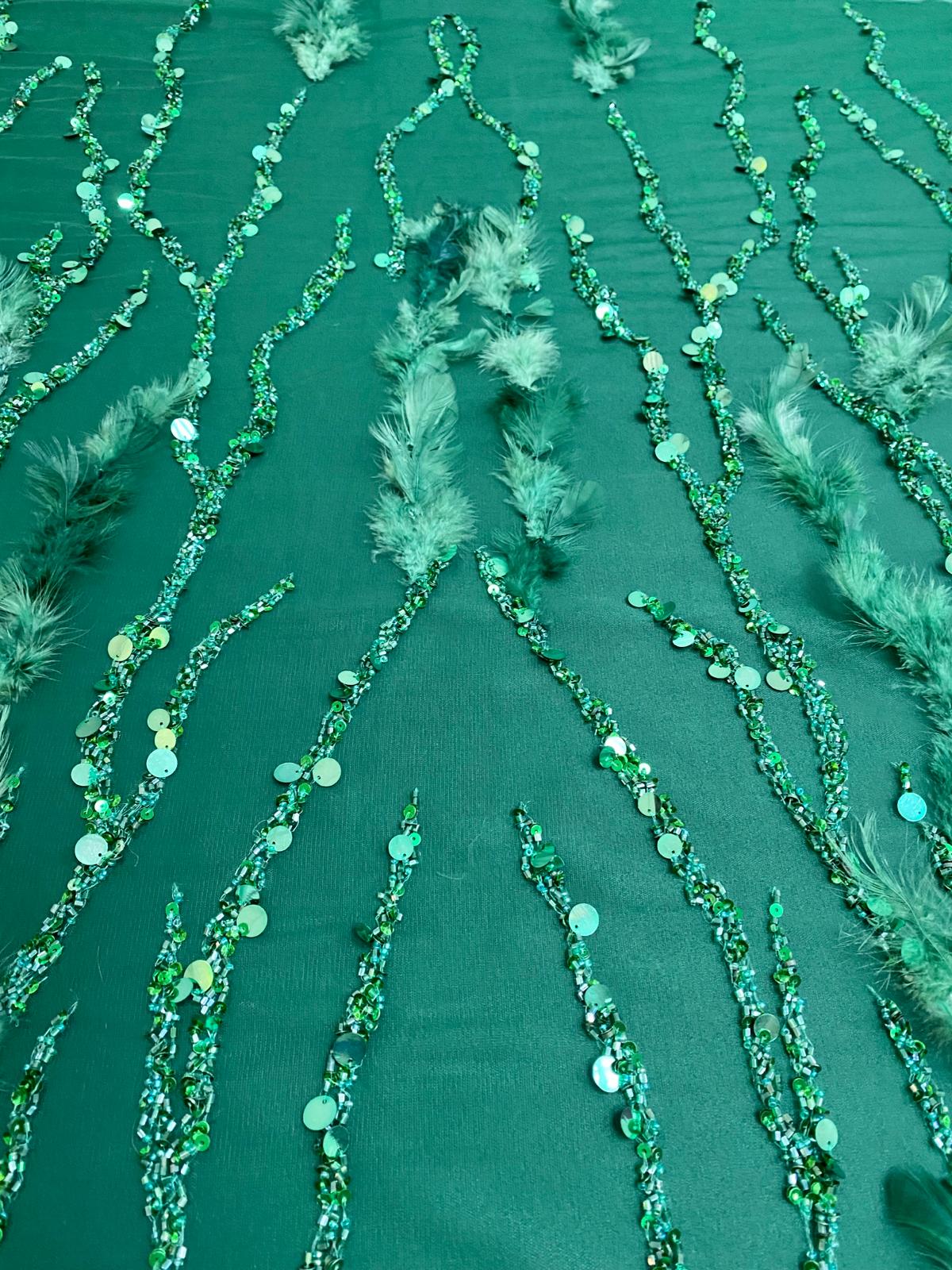 Dantela Verde Haute Couture cu Siraguri si Pene