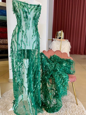 Dantela Verde Haute Couture cu Siraguri si Pene