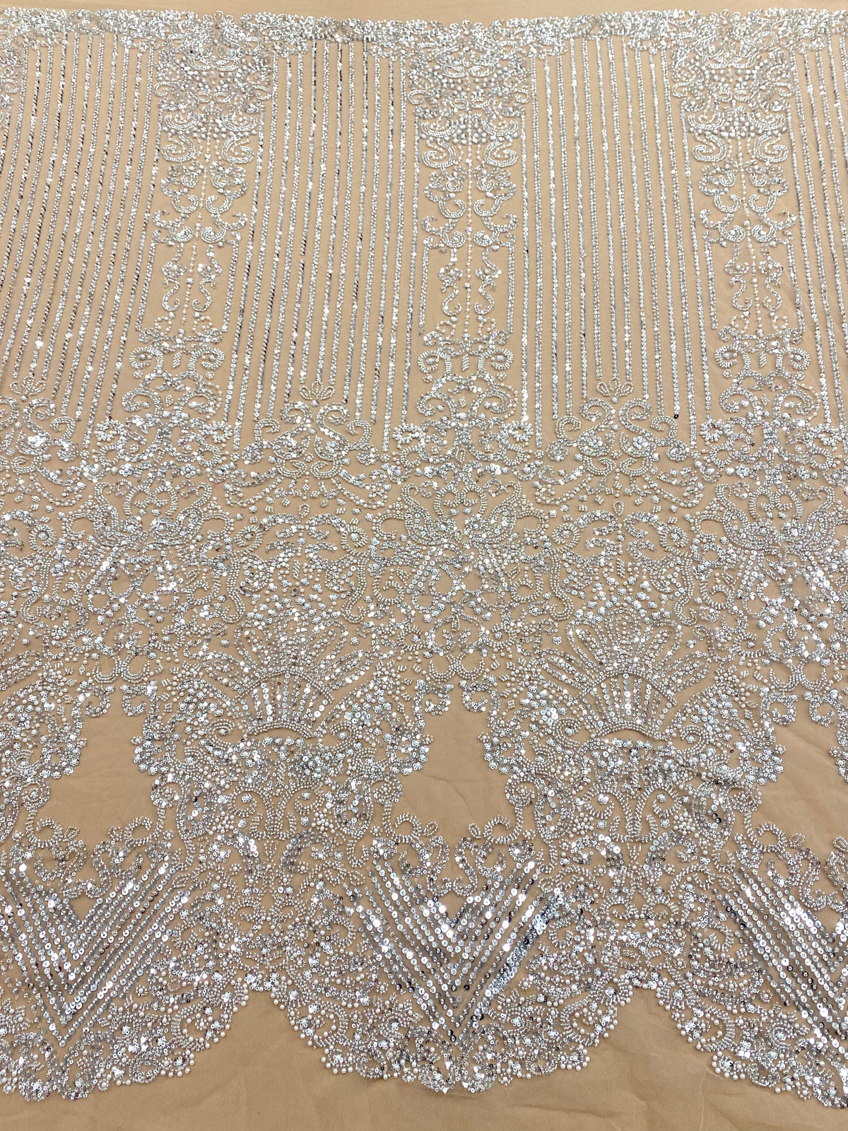 Dantela Couture Argintie pe Tulle Nude cu Model Geometric, cu Perle, Margele si Paiete