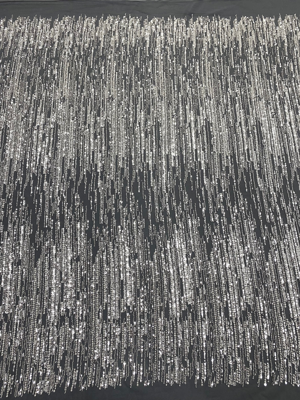 Dantela Couture Argintie pe Tulle Gri Antracit cu Model Liniar, cu Margele si Paiete