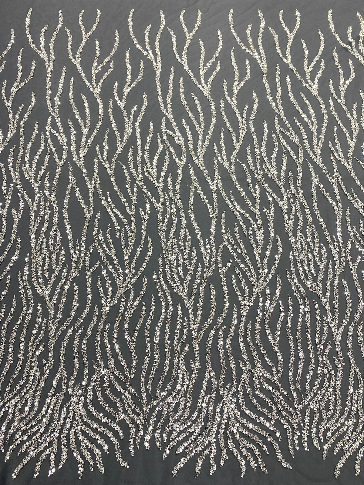 Dantela Couture Argintie pe Tulle Antracit cu Siraguri, cu Margele si Paiete