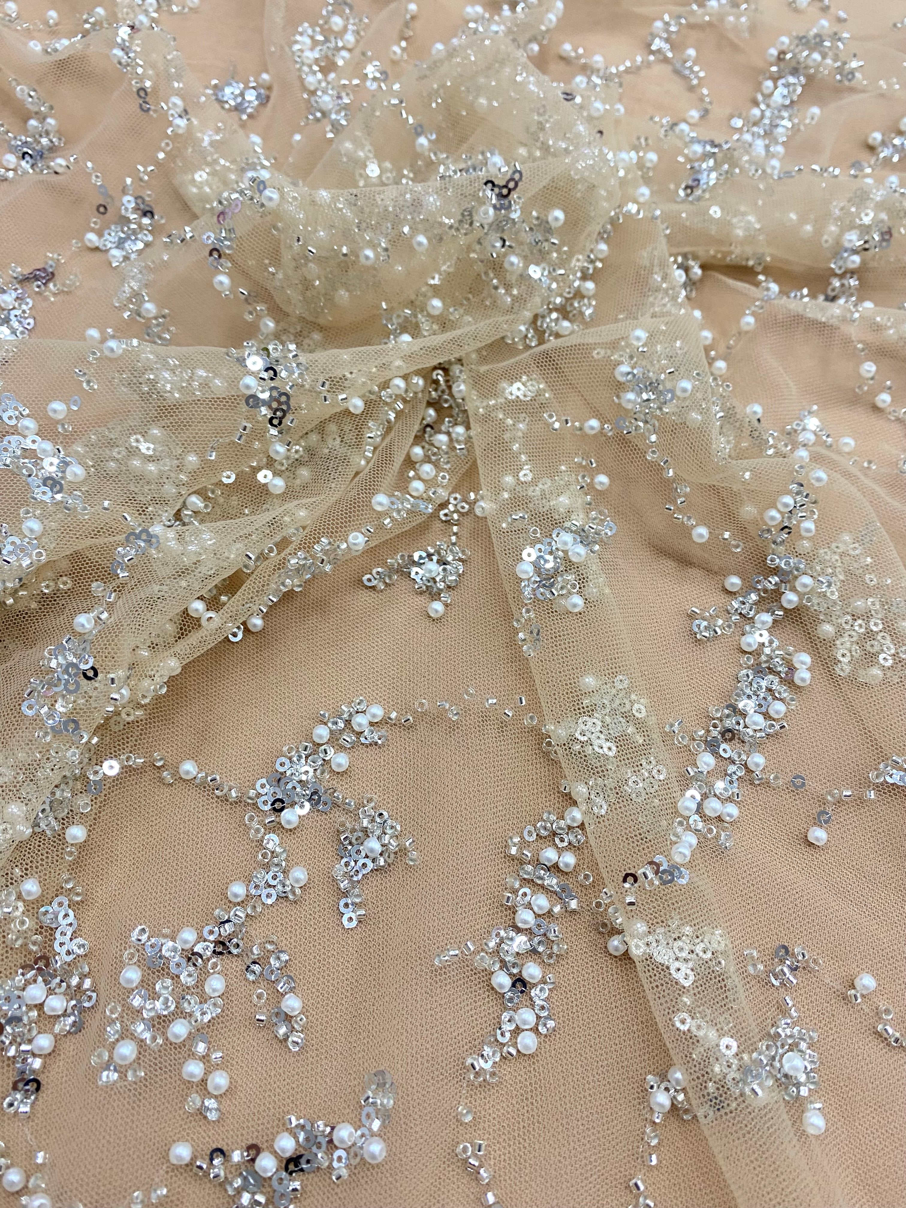 Dantela Couture Argintie pe Tulle Nude, cu Perle, Margele si Paiete
