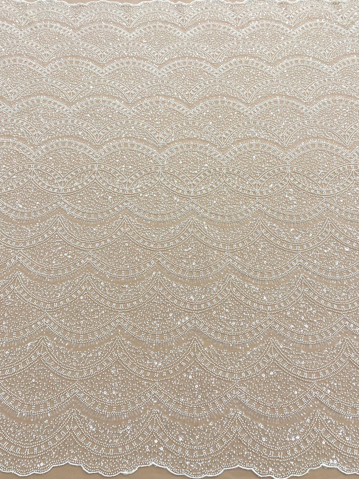 Elefántcsont csipke geometriai mintával, gyöngyökkel és flitterekkel