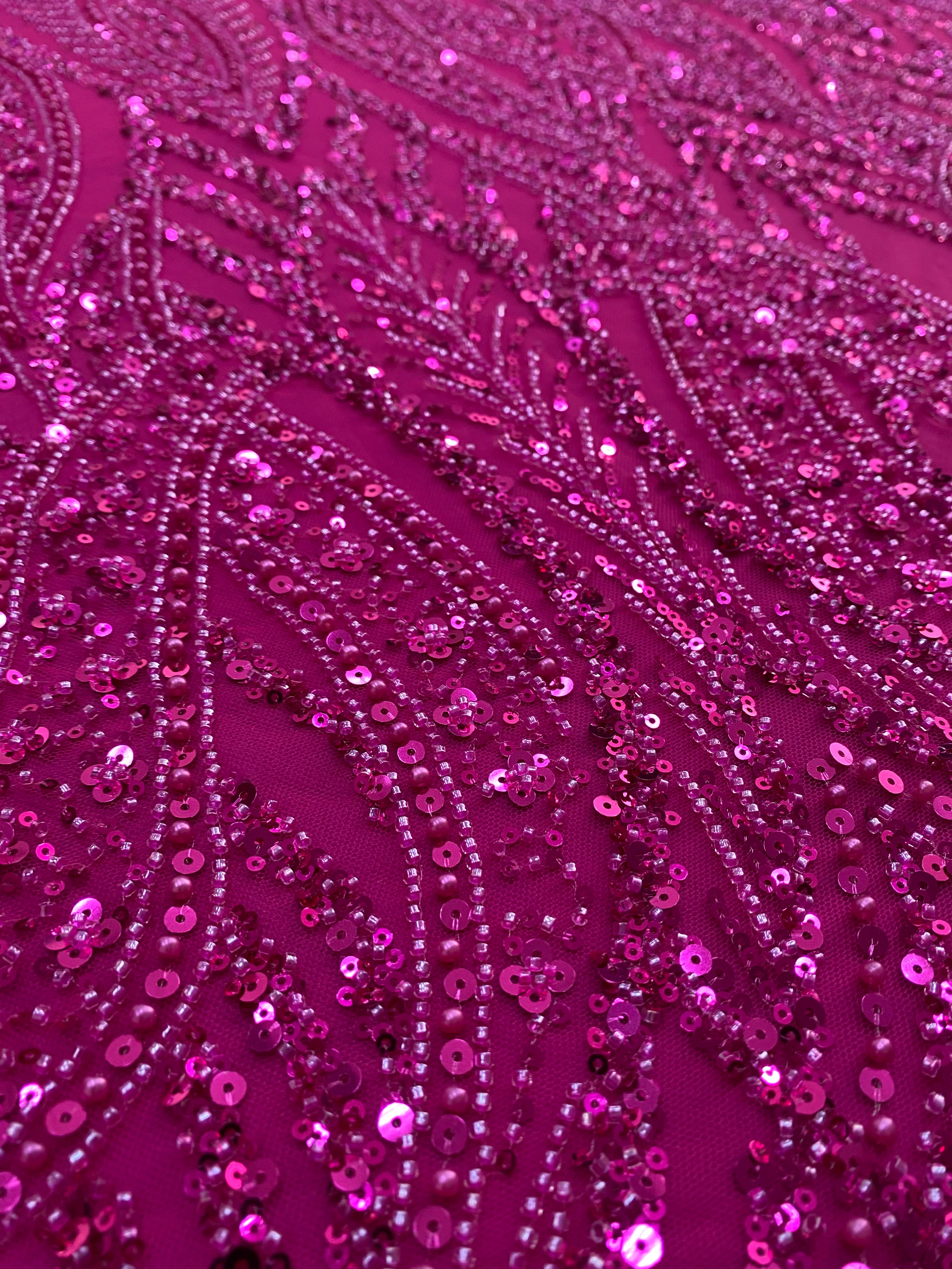 Dantela Couture Fucsia cu Model Geometric, cu Perle, Margele si Paiete