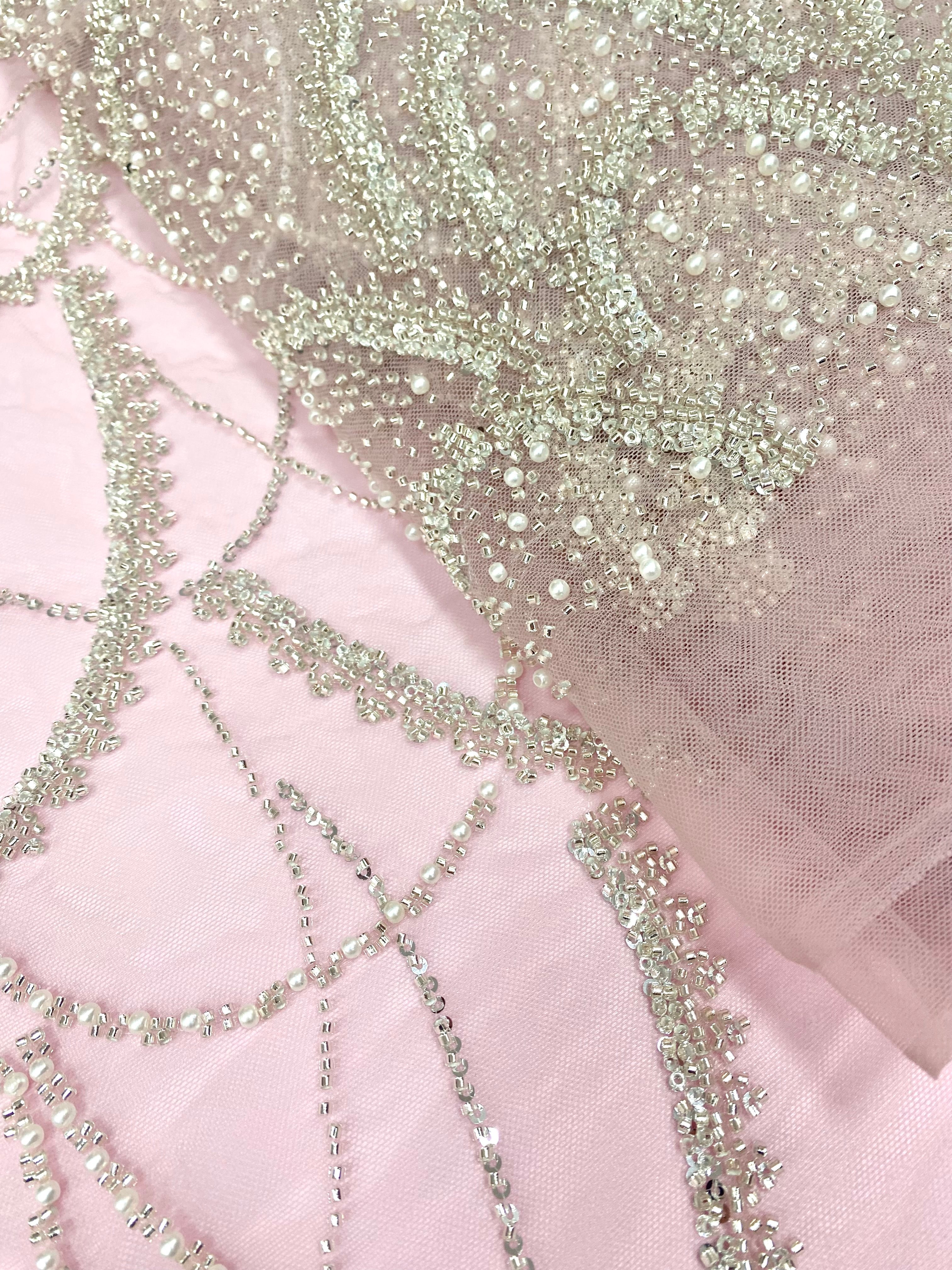 Dantela Couture Argintie pe Tulle Roz cu Model Geometric, cu Perle, Margele si Paiete