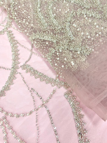 Dantela Couture Argintie pe Tulle Roz cu Model Geometric, cu Perle, Margele si Paiete