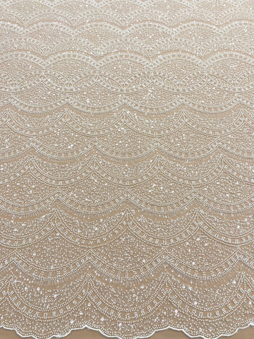 Elefántcsont csipke geometriai mintával, gyöngyökkel és flitterekkel