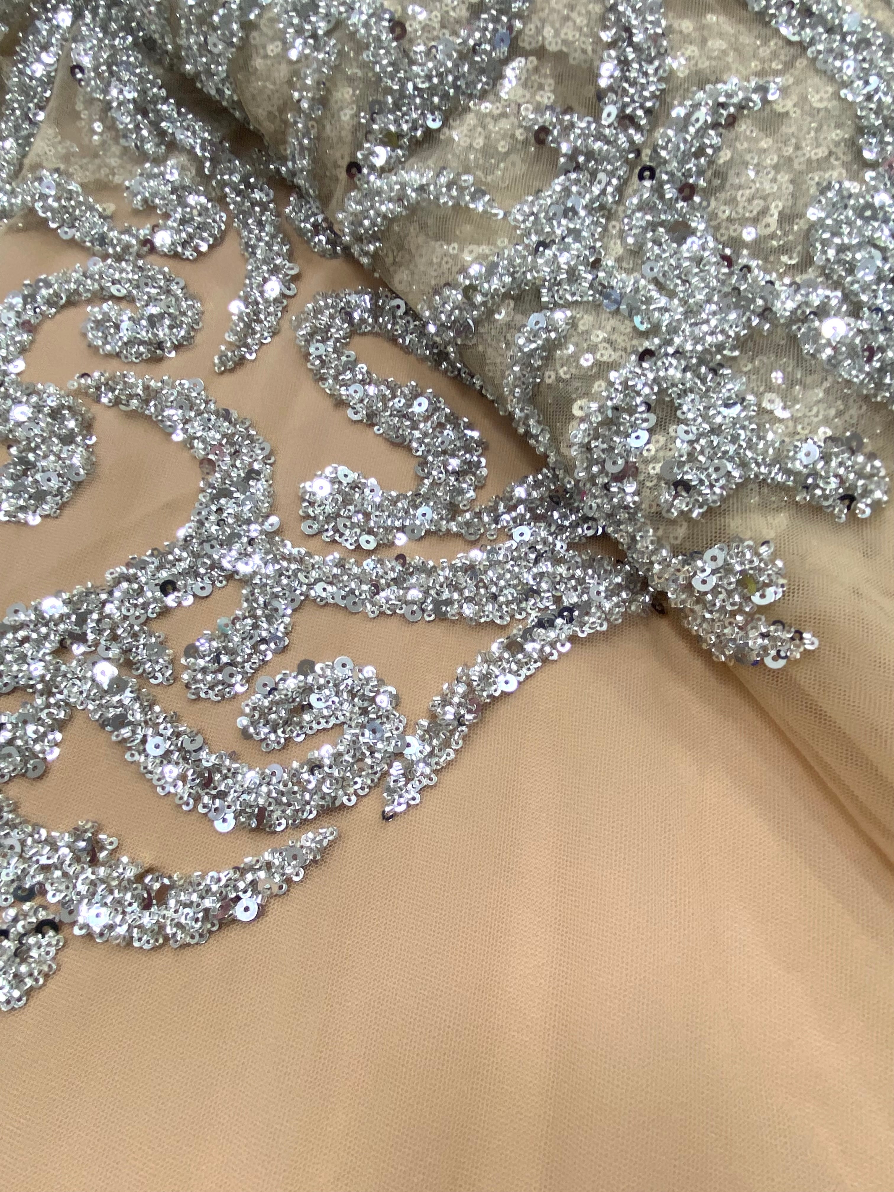 Dantela Couture Argintie pe Tulle Nude cu Margele si Paiete