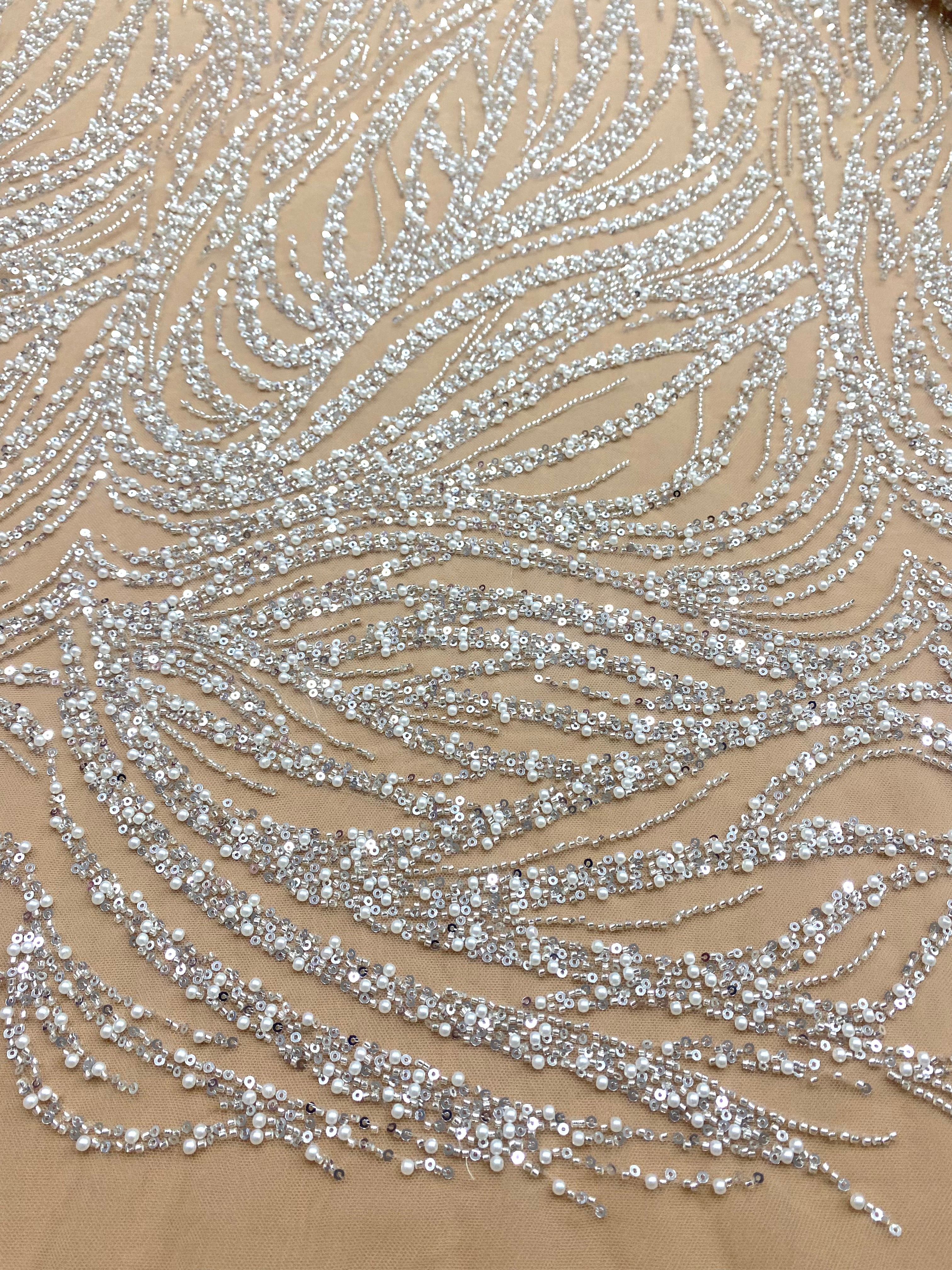 Dantela Couture Argintie pe Tulle Nude cu Model Geometric, cu Perle, Margele si Paiete