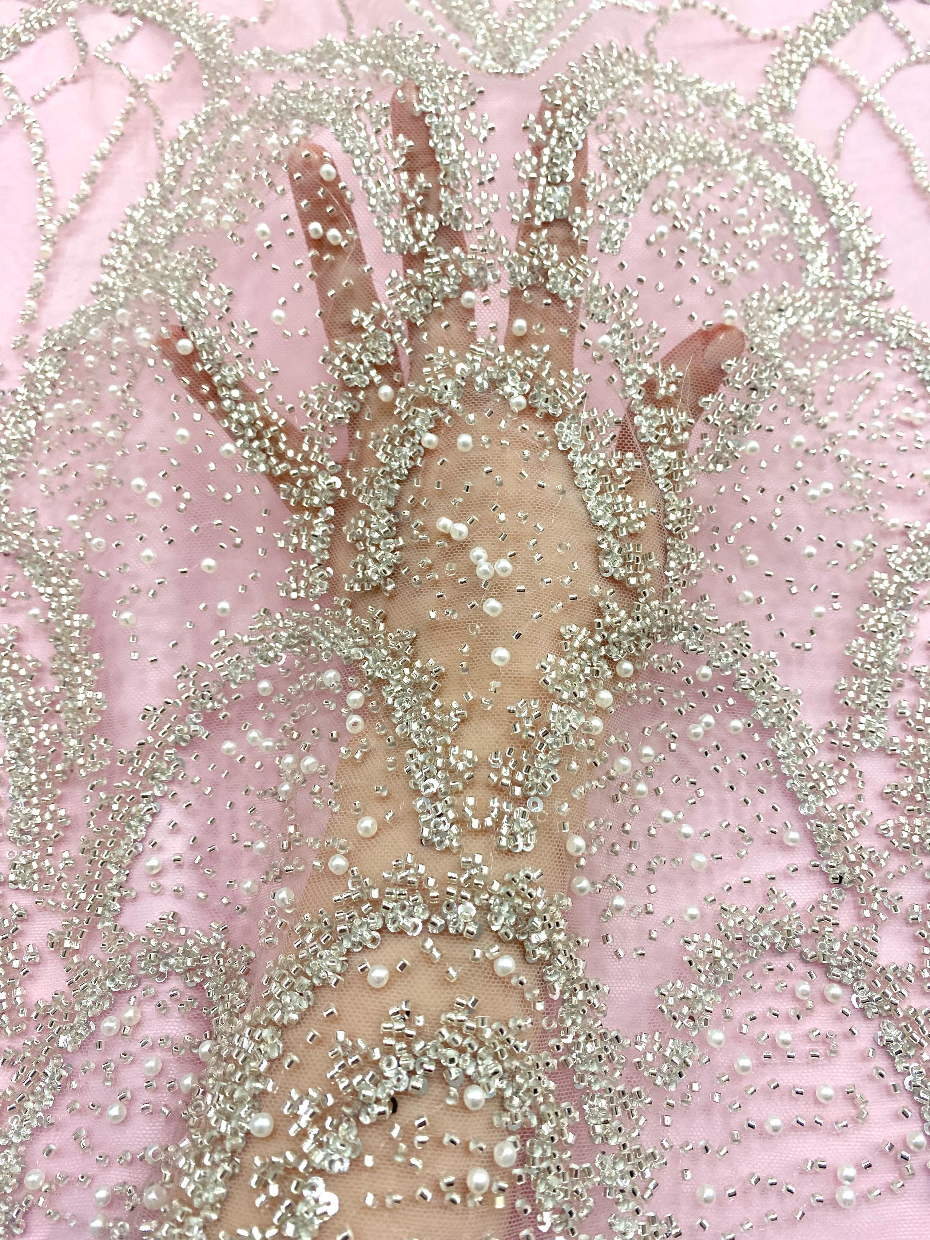 Dantela Couture Argintie pe Tulle Roz cu Model Geometric, cu Perle, Margele si Paiete
