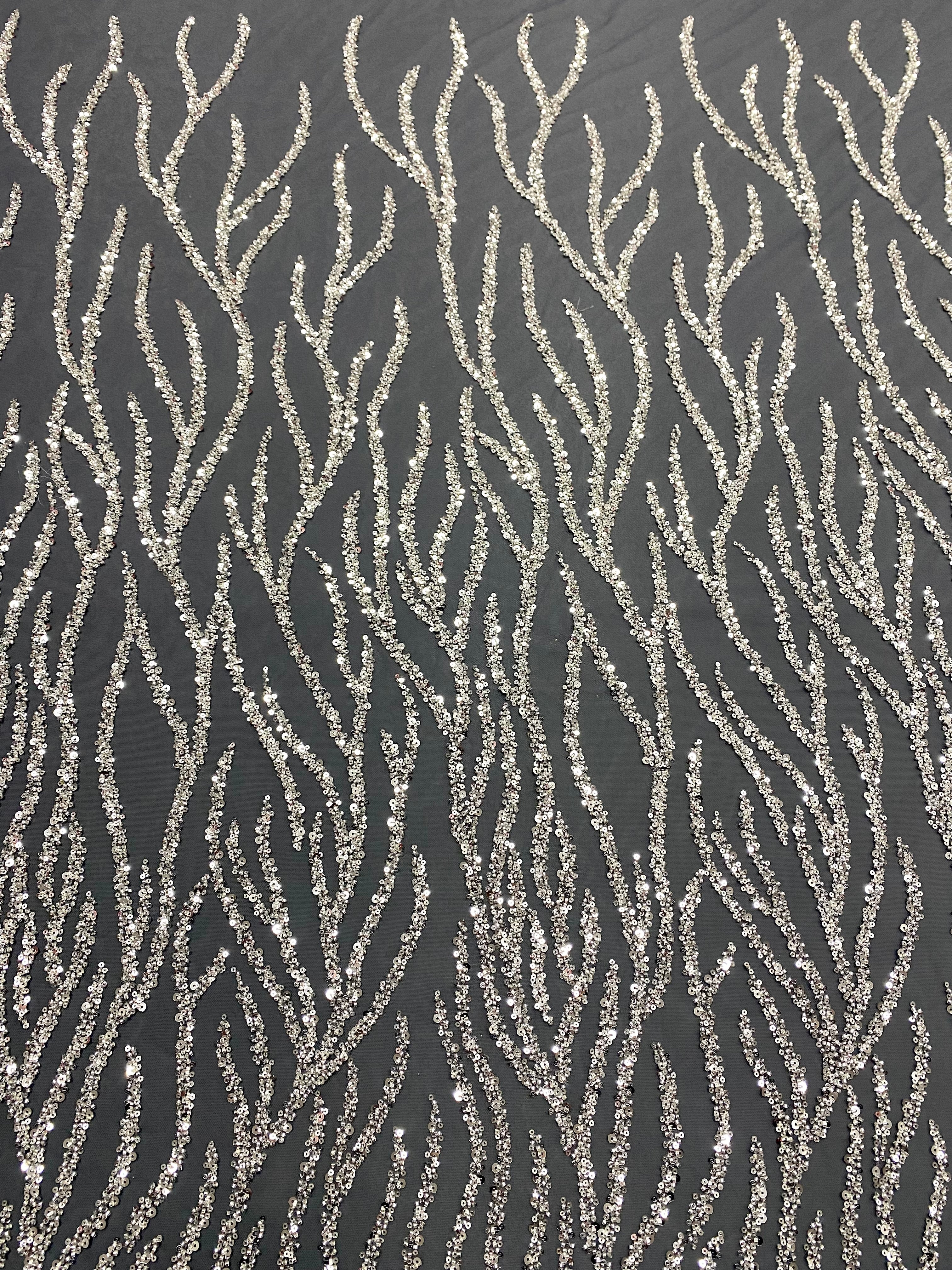 Dantela Couture Argintie pe Tulle Antracit cu Siraguri, cu Margele si Paiete