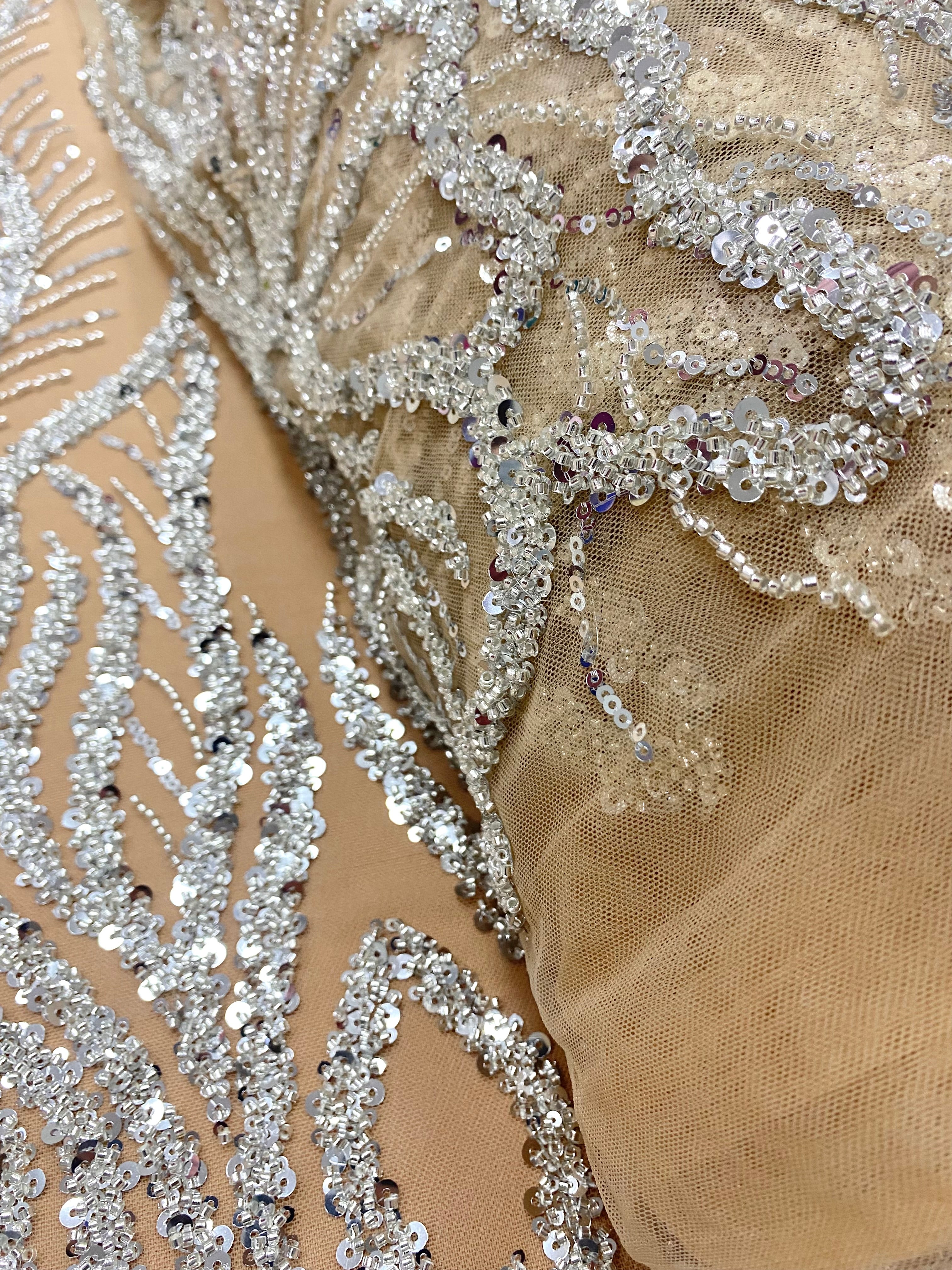 Dantela Couture Argintie pe Tulle Nude cu Panou, cu Margele si Paiete