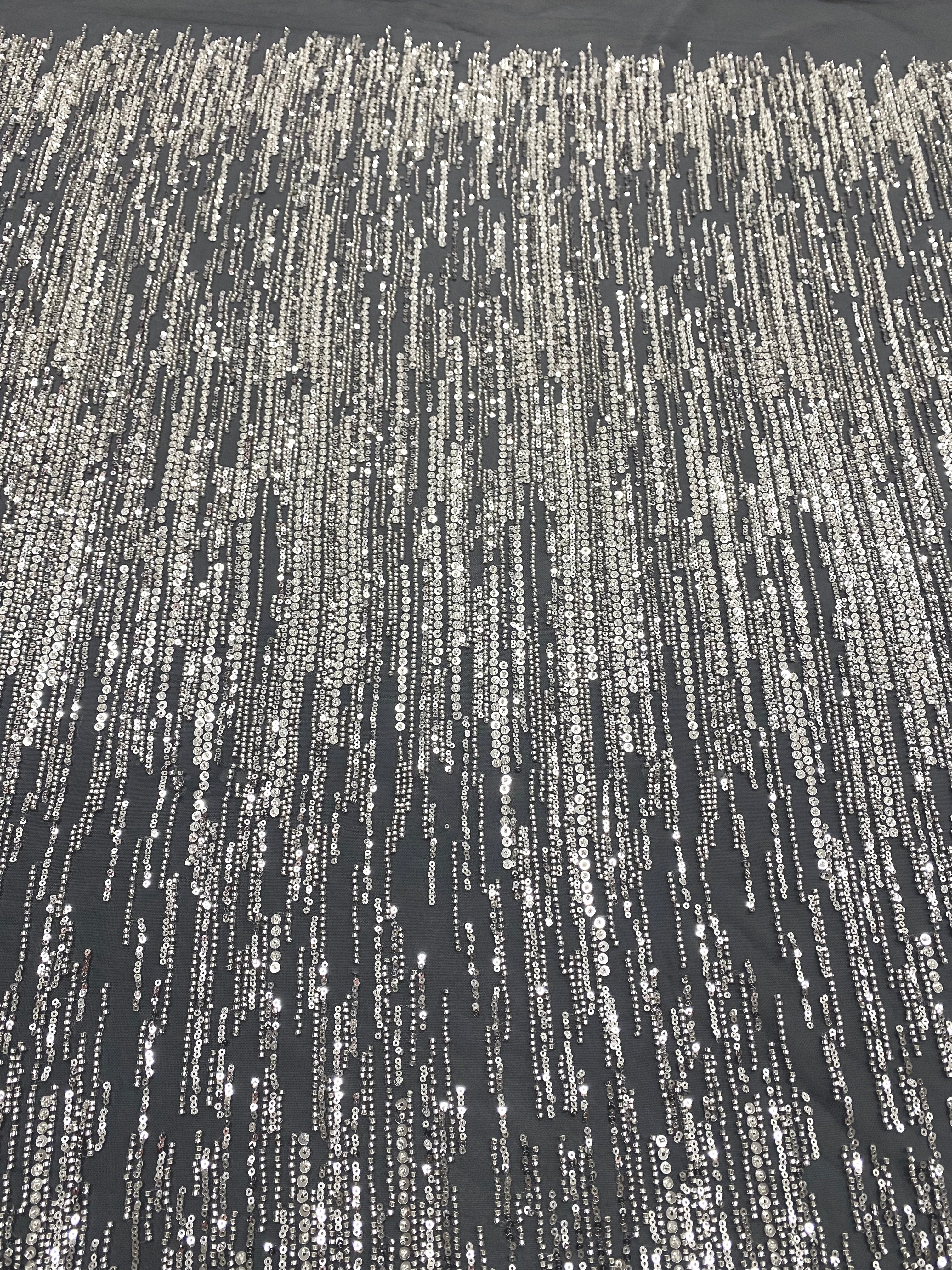 Dantela Couture Argintie pe Tulle Gri Antracit cu Model Liniar, cu Margele si Paiete