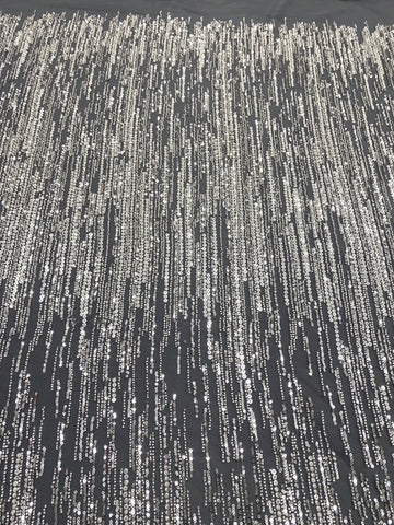Dantela Couture Argintie pe Tulle Gri Antracit cu Model Liniar, cu Margele si Paiete