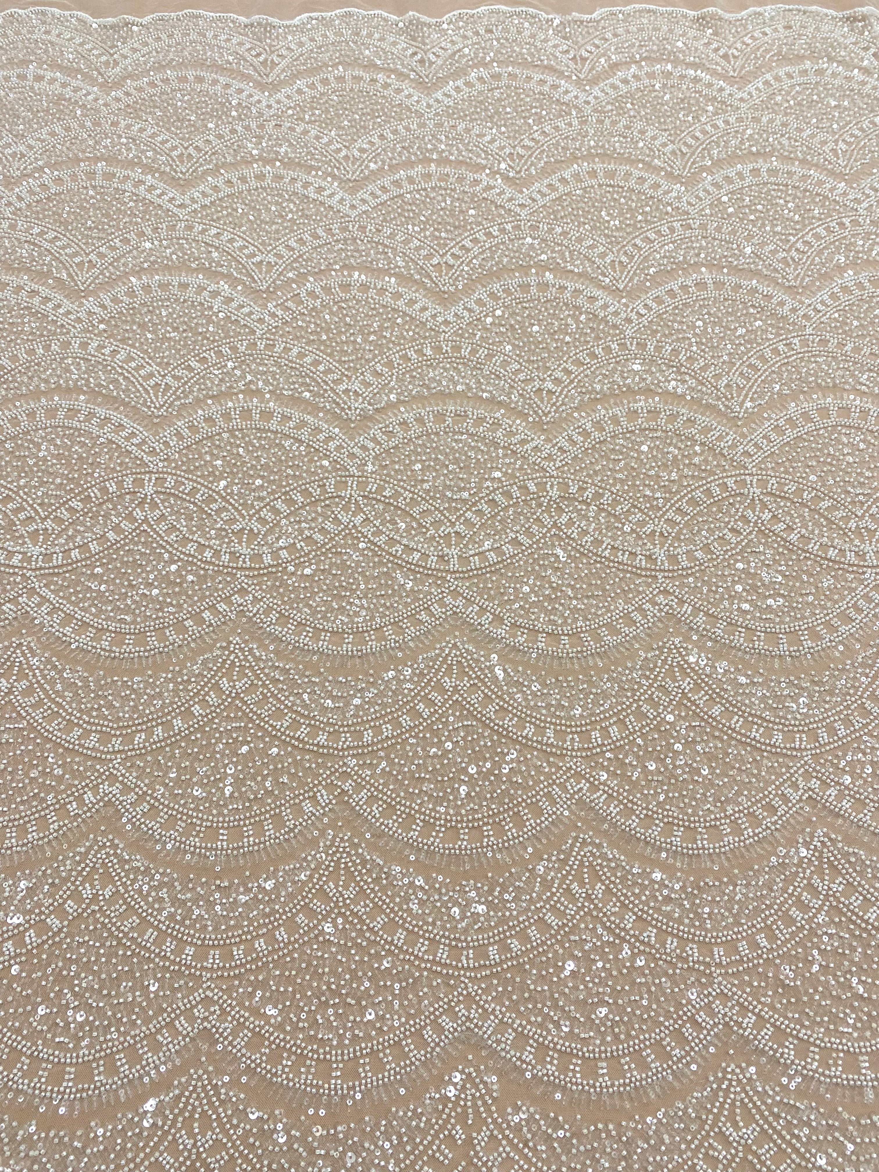 Elefántcsont csipke geometriai mintával, gyöngyökkel és flitterekkel