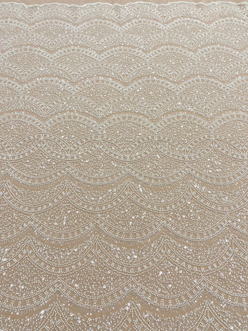 Elefántcsont csipke geometriai mintával, gyöngyökkel és flitterekkel