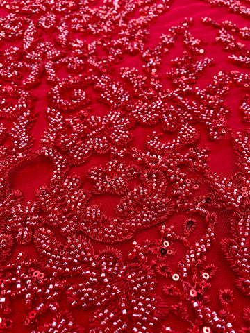 Piros Couture csipke geometriai mintával, gyöngyökkel, gyöngyöcskékkel és flitterekkel