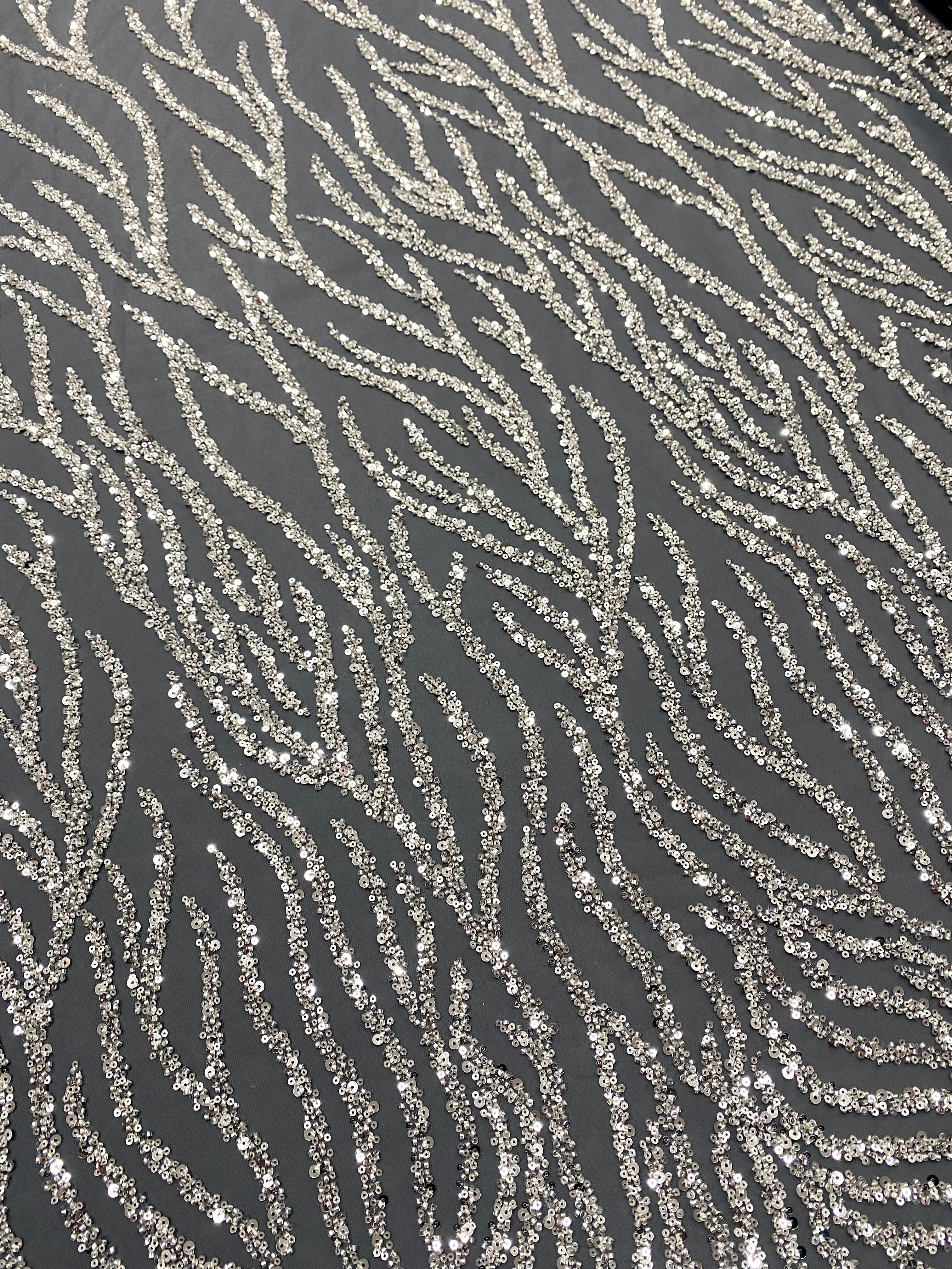 Dantela Couture Argintie pe Tulle Antracit cu Siraguri, cu Margele si Paiete