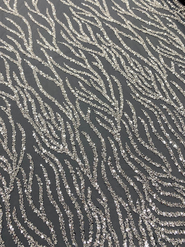 Dantela Couture Argintie pe Tulle Antracit cu Siraguri, cu Margele si Paiete