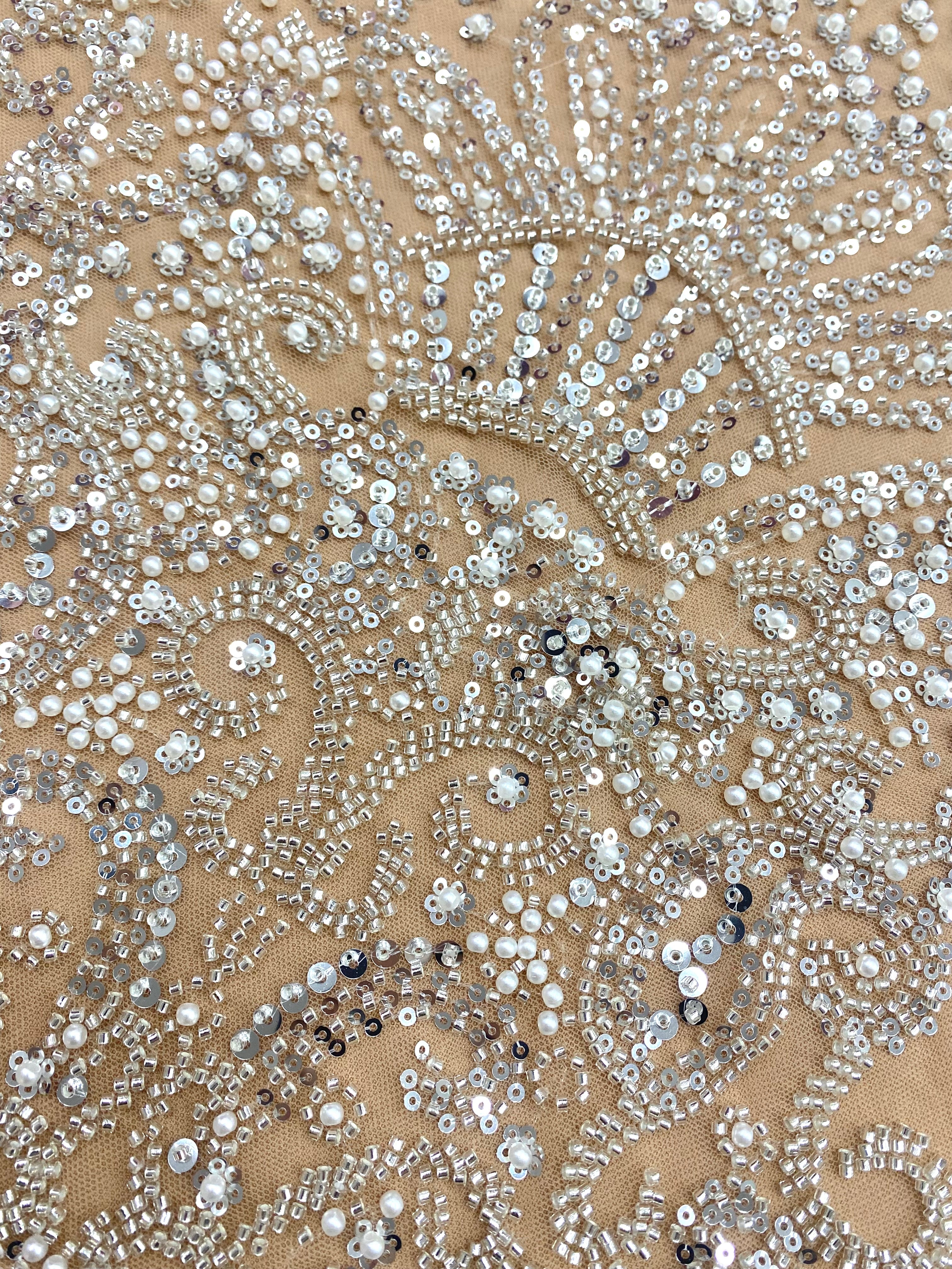 Dantela Couture Argintie pe Tulle Nude cu Model Geometric, cu Perle, Margele si Paiete