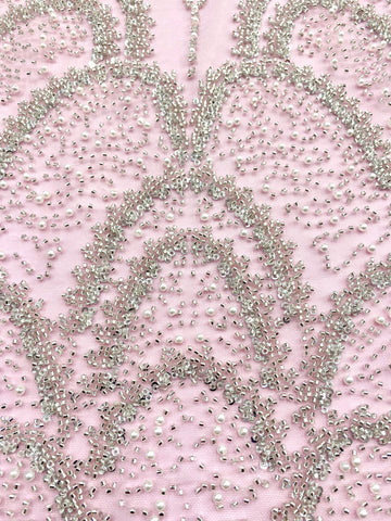 Dantela Couture Argintie pe Tulle Roz cu Model Geometric, cu Perle, Margele si Paiete