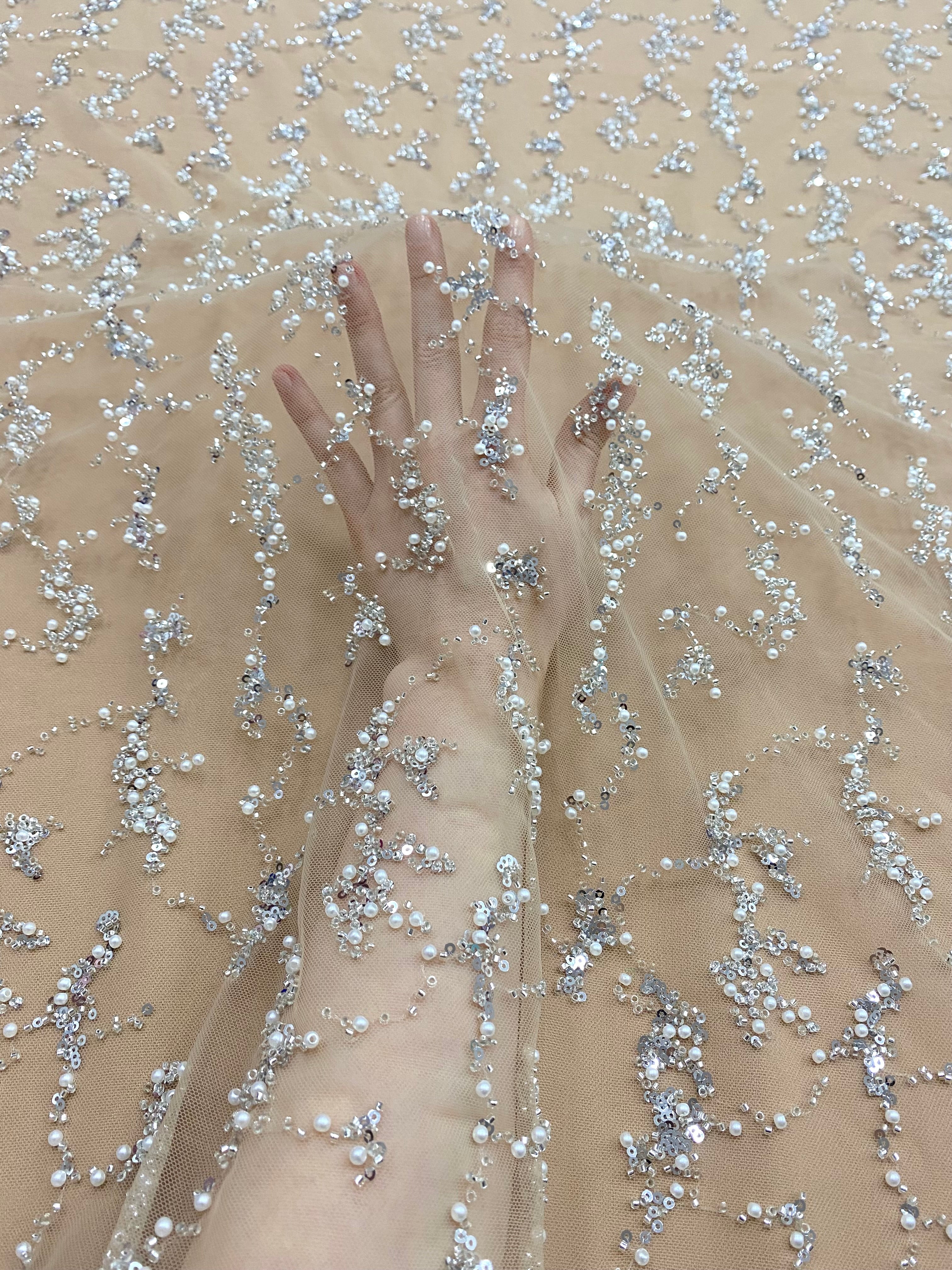 Dantela Couture Argintie pe Tulle Nude, cu Perle, Margele si Paiete