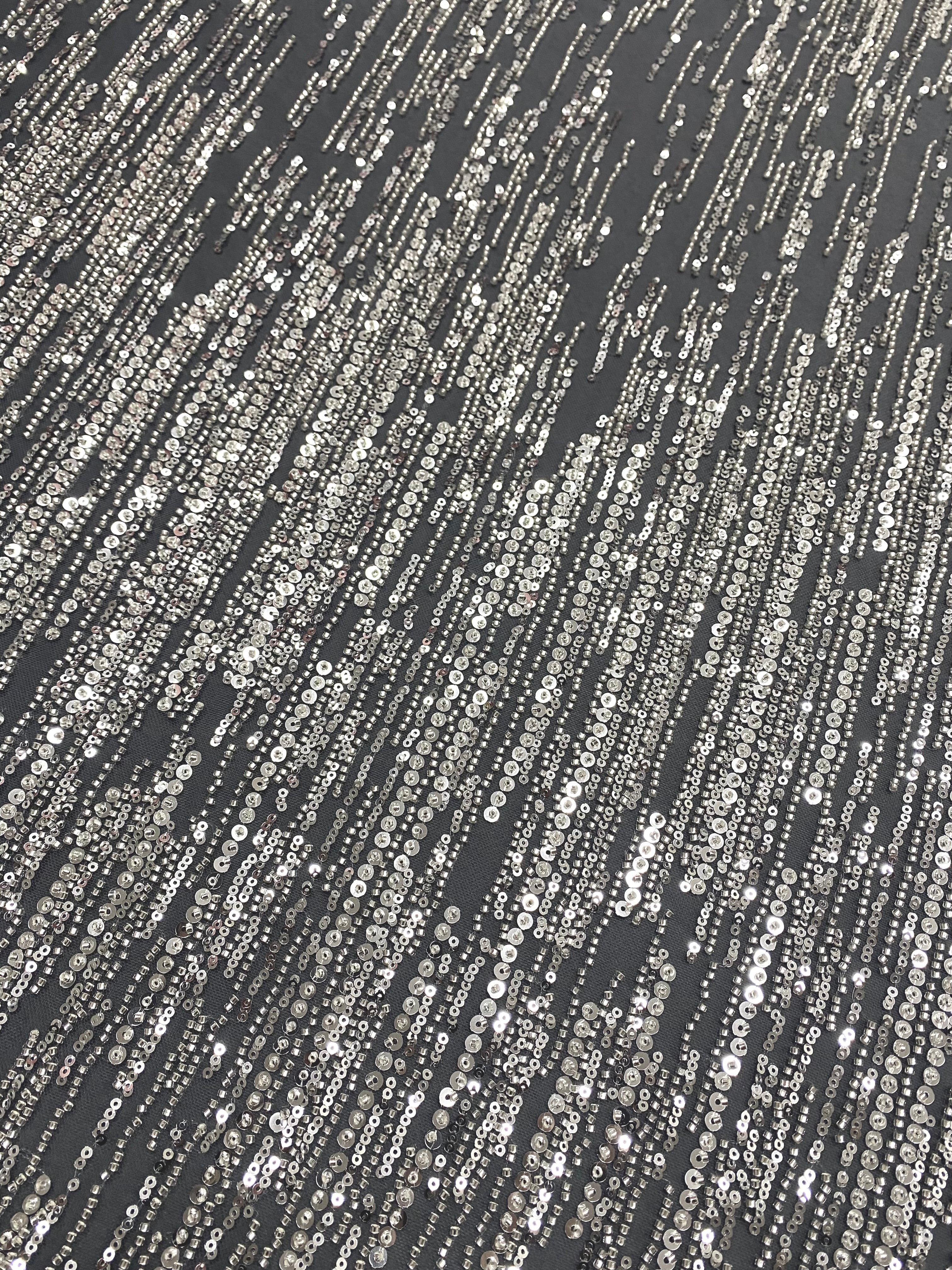 Dantela Couture Argintie pe Tulle Gri Antracit cu Model Liniar, cu Margele si Paiete