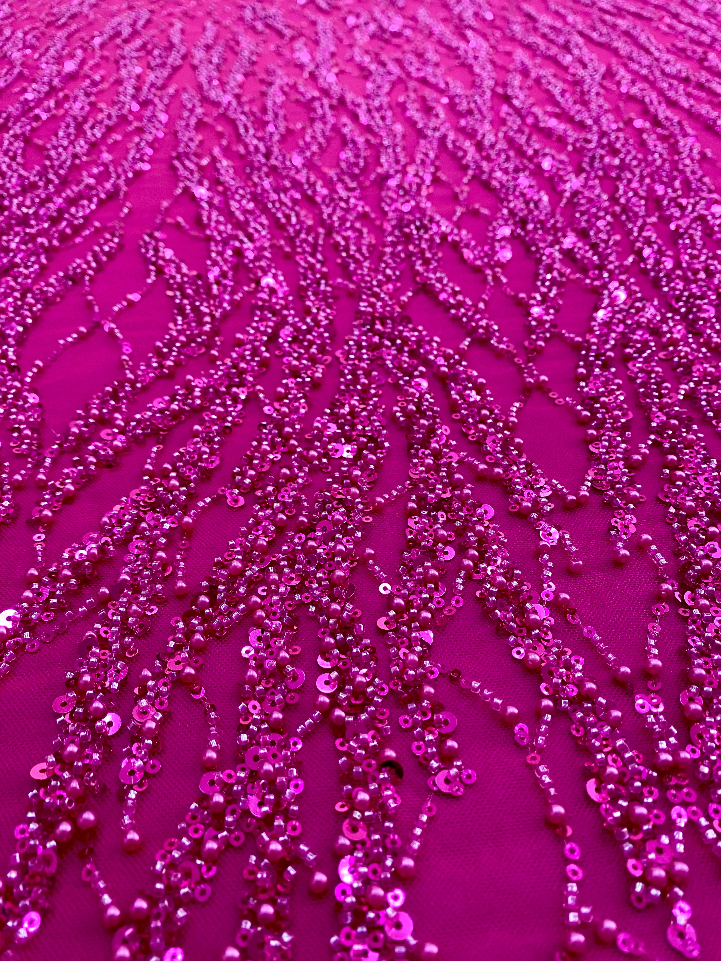 Dantela Couture Fucsia cu Siraguri cu Perle, Margele si Paiete