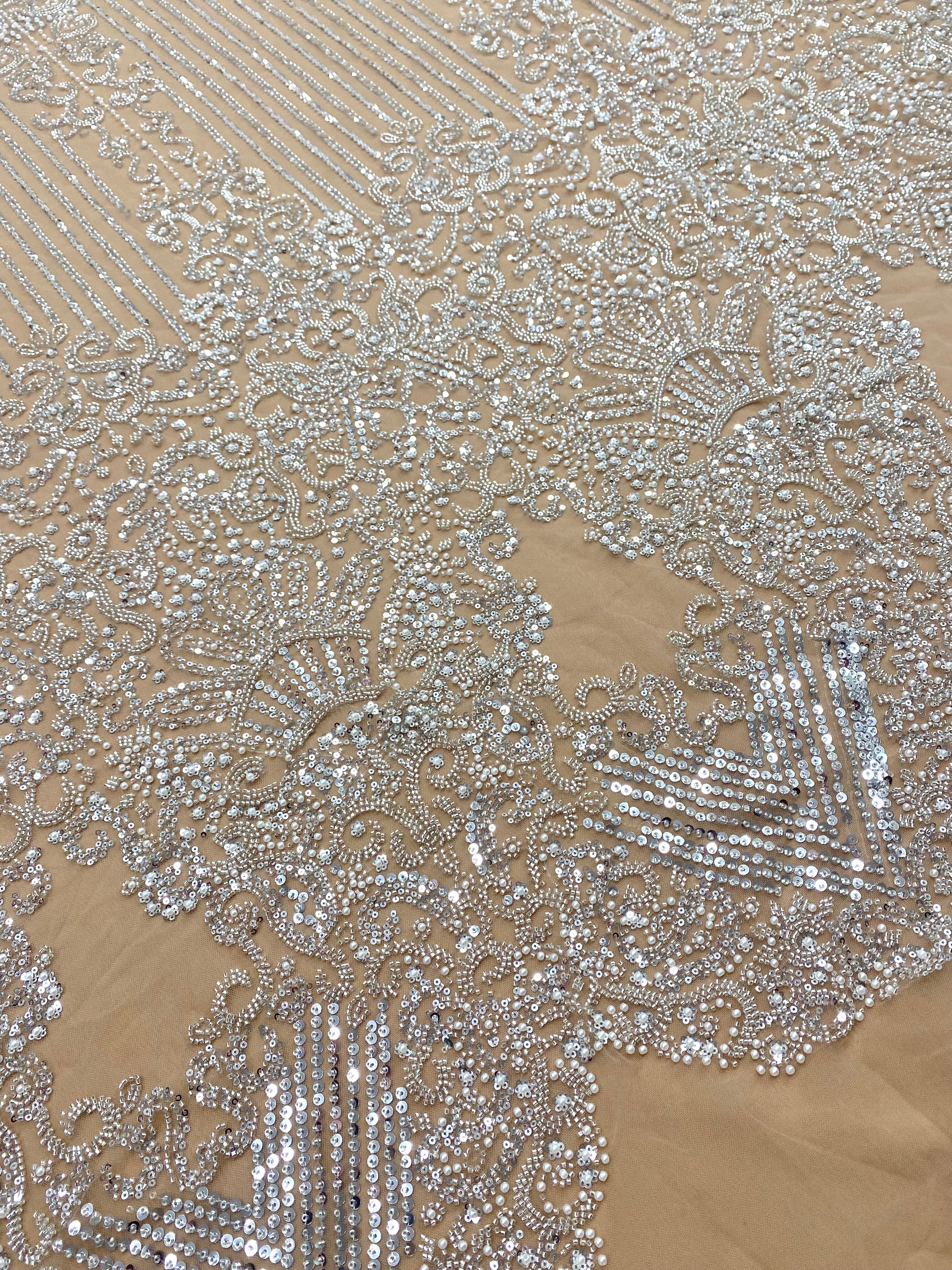 Dantela Couture Argintie pe Tulle Nude cu Model Geometric, cu Perle, Margele si Paiete