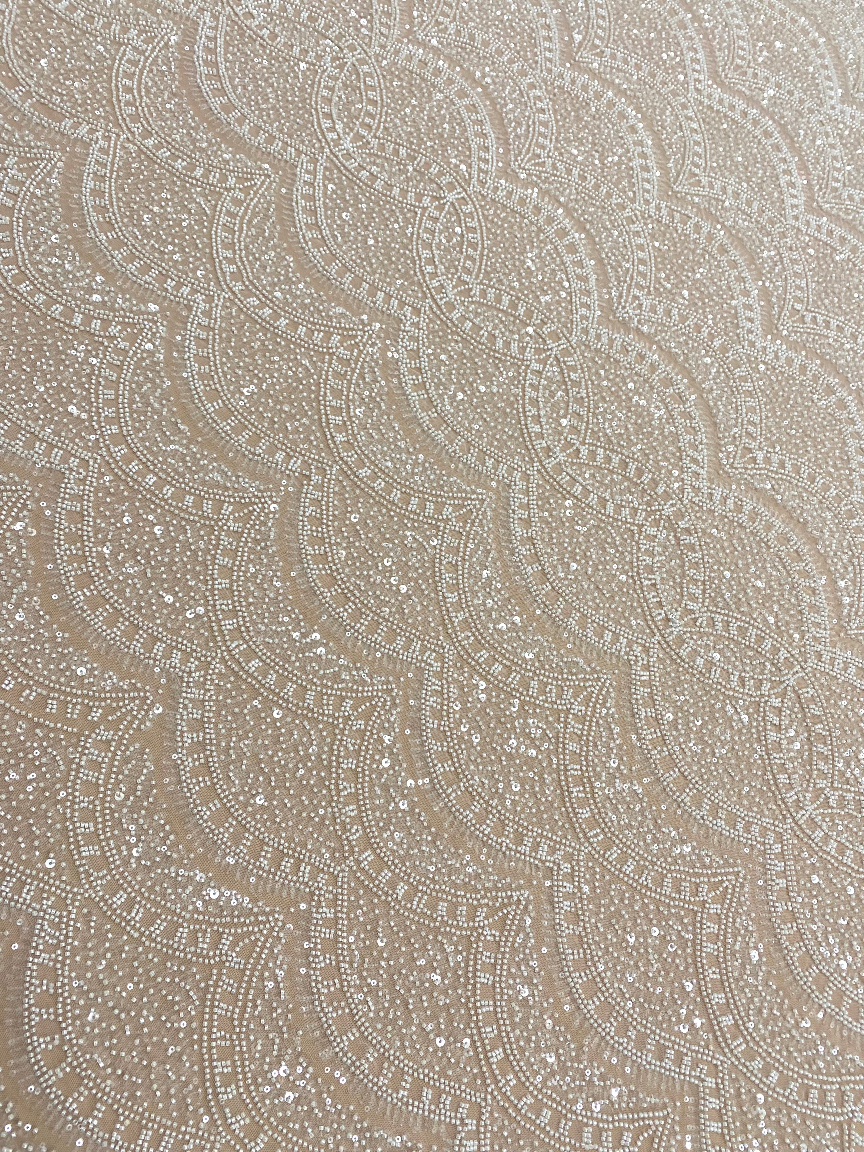 Elefántcsont csipke geometriai mintával, gyöngyökkel és flitterekkel