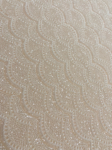 Elefántcsont csipke geometriai mintával, gyöngyökkel és flitterekkel