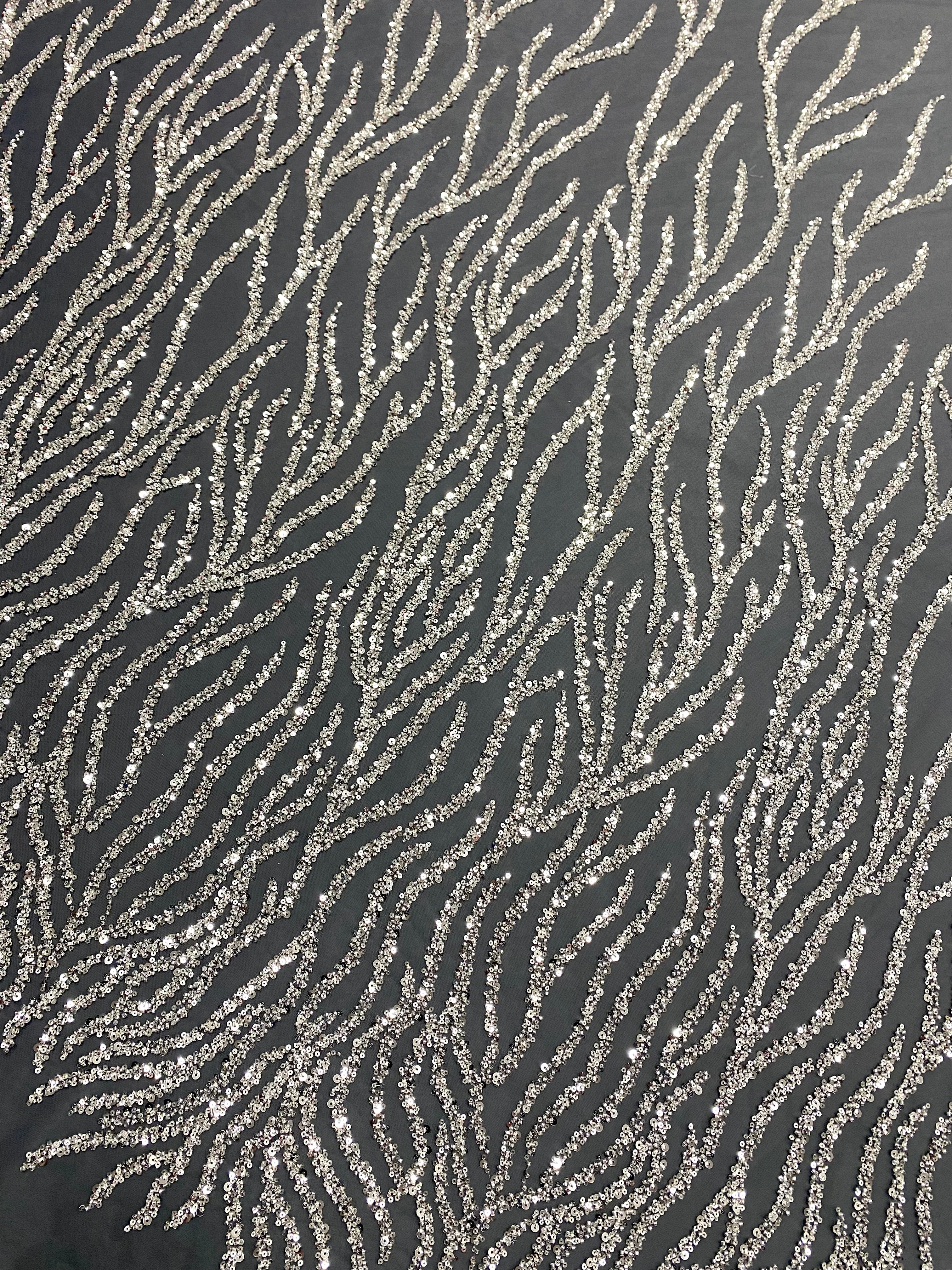 Dantela Couture Argintie pe Tulle Antracit cu Siraguri, cu Margele si Paiete