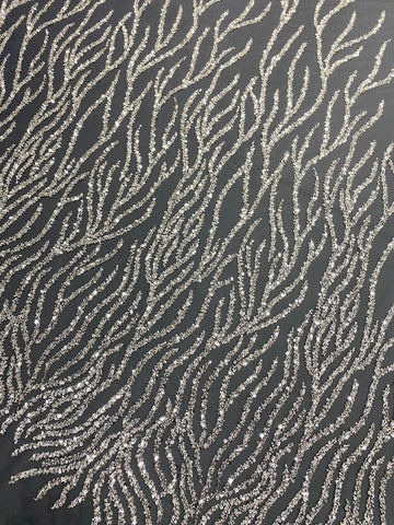 Dantela Couture Argintie pe Tulle Antracit cu Siraguri, cu Margele si Paiete