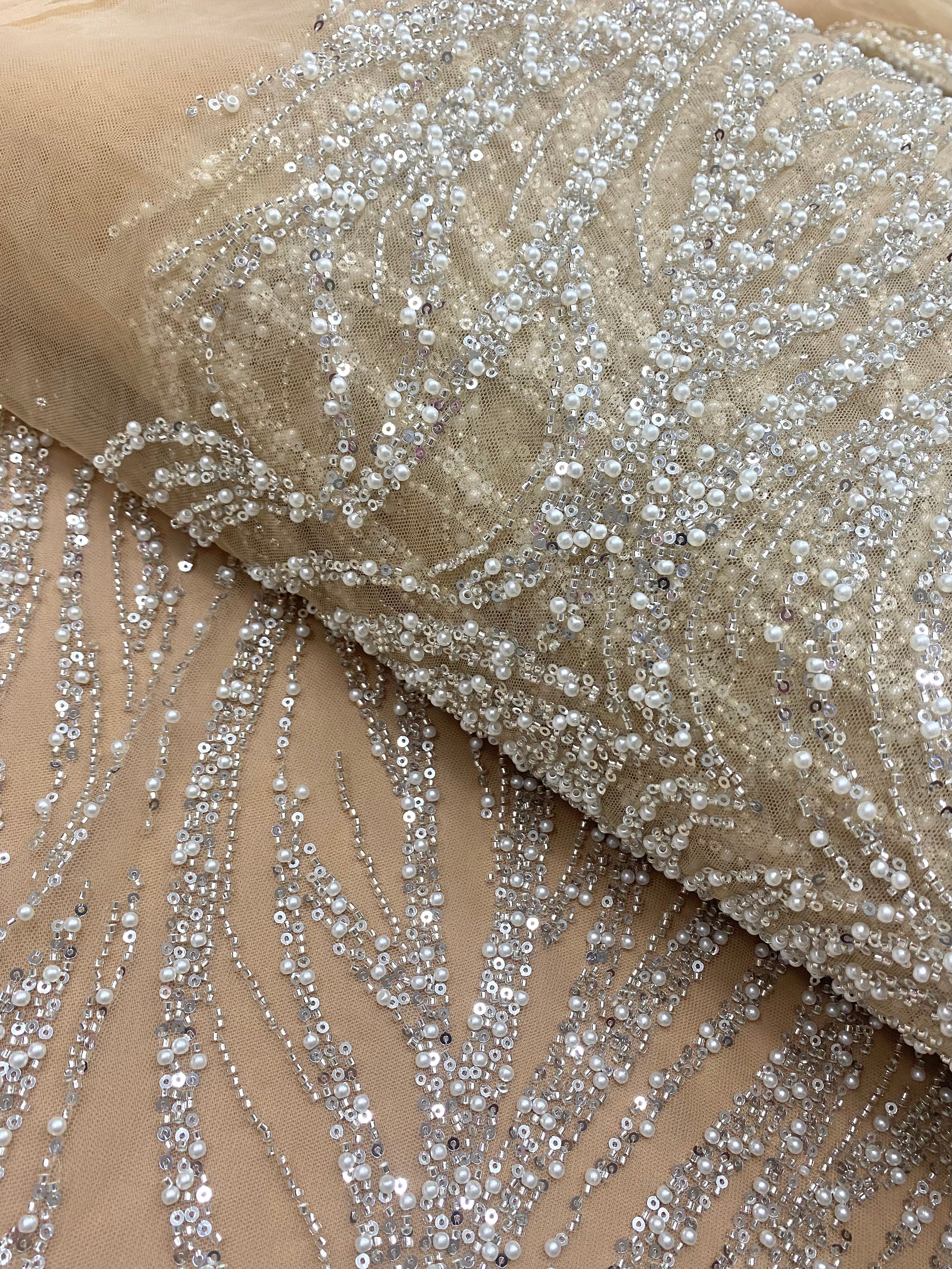 Dantela Couture Argintie pe Tulle Nude cu Model Geometric, cu Perle, Margele si Paiete