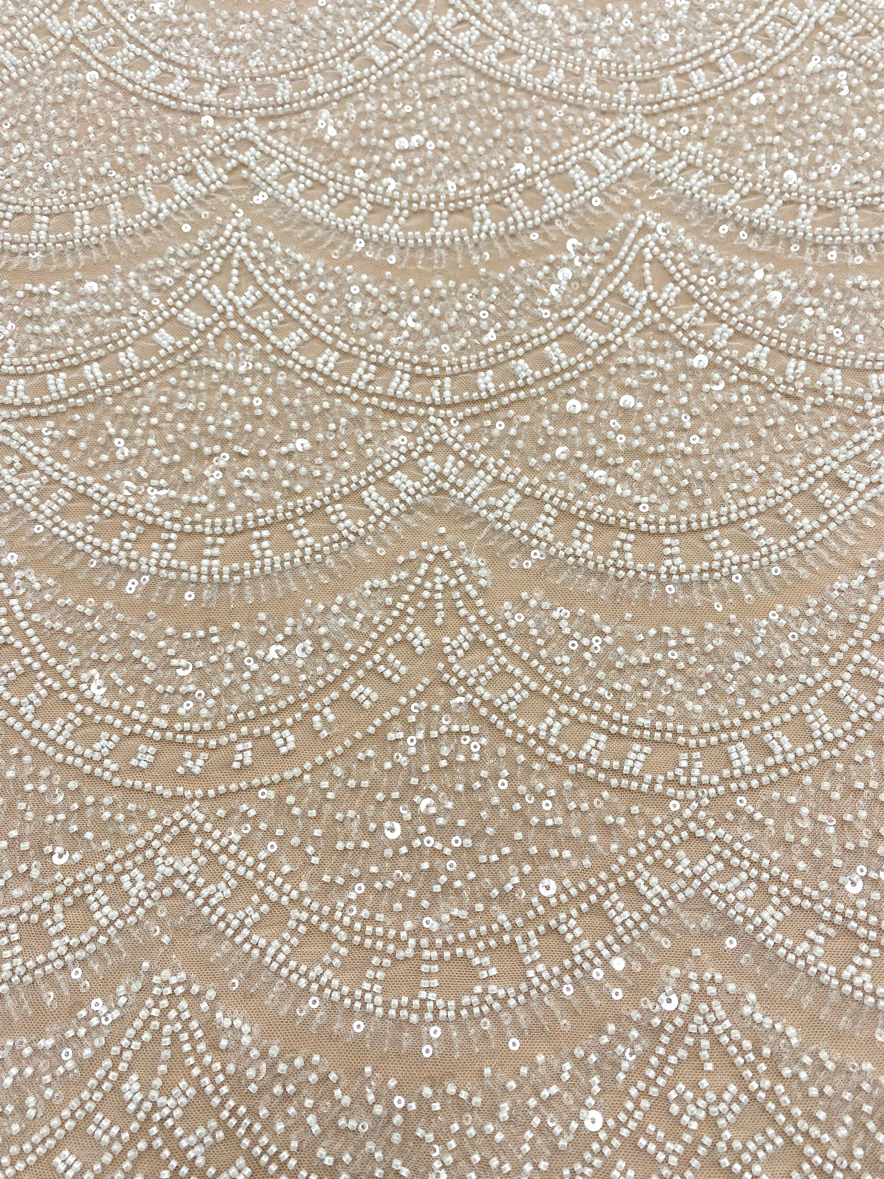 Elefántcsont csipke geometriai mintával, gyöngyökkel és flitterekkel