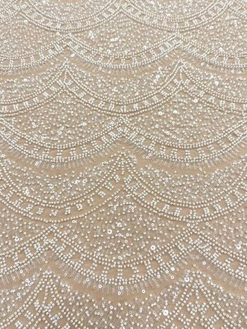Elefántcsont csipke geometriai mintával, gyöngyökkel és flitterekkel