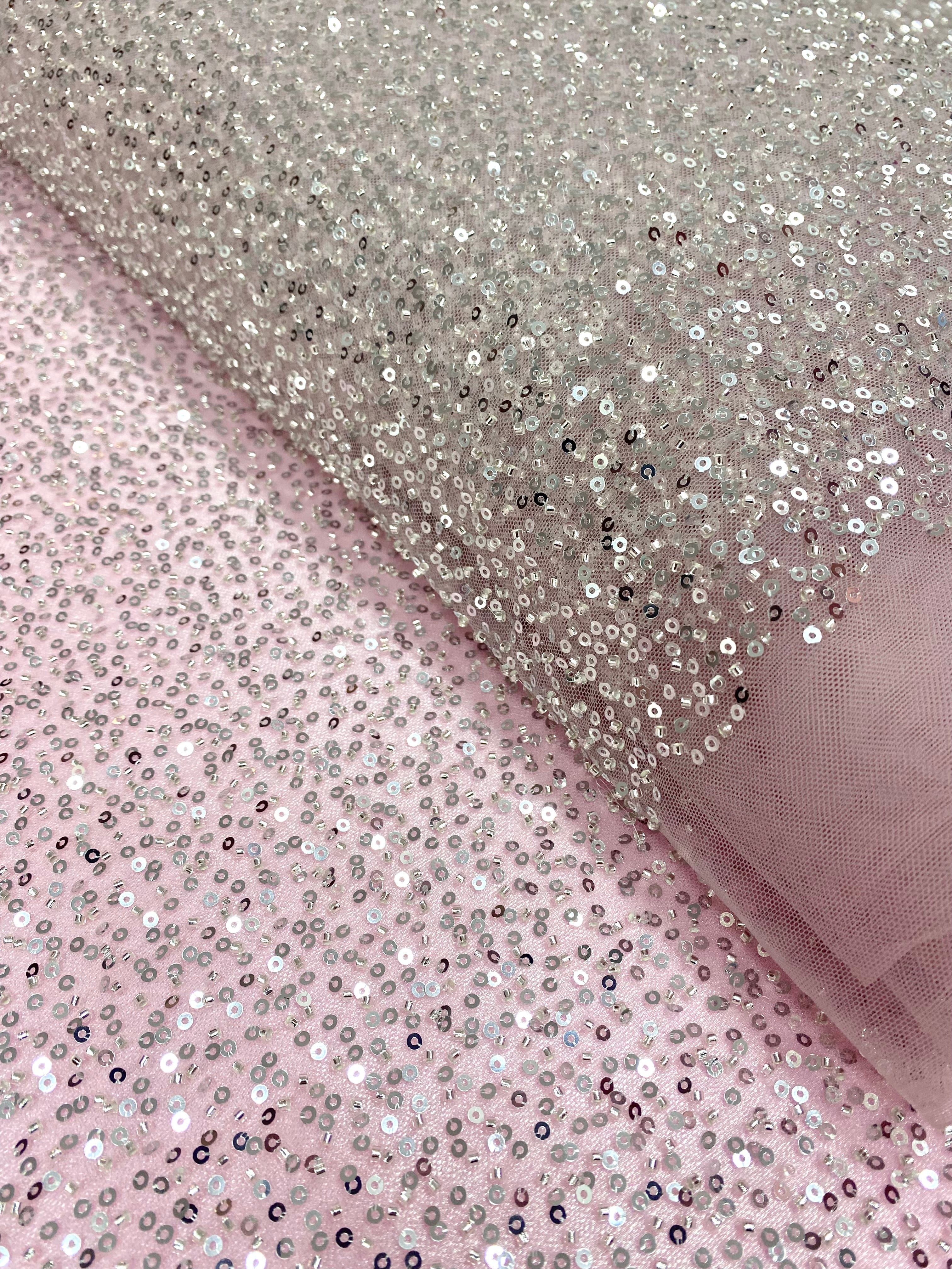 Dantela Couture Argintie pe Tulle Roz cu Model General, cu Margele si Paiete