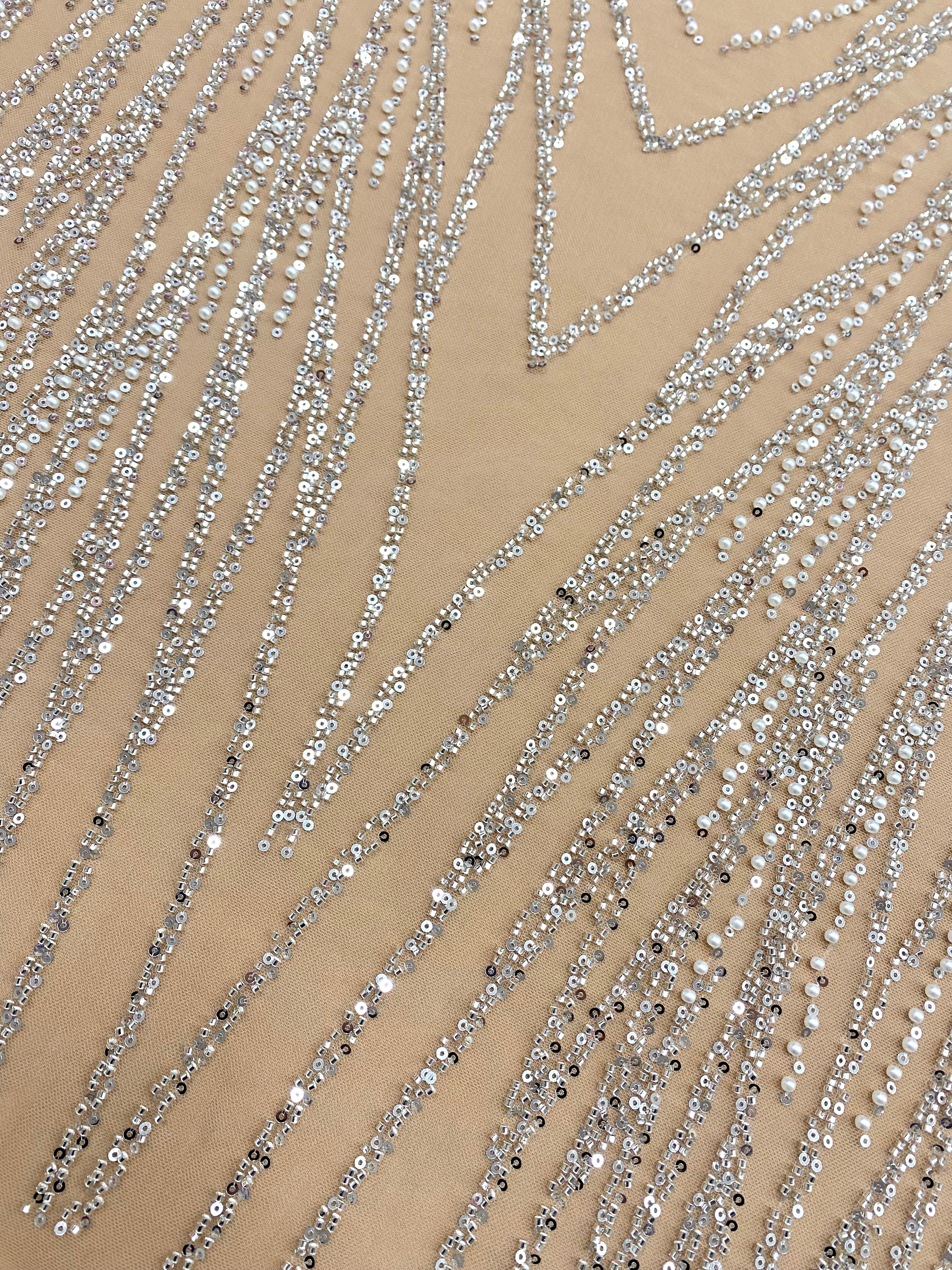 Dantela Couture Argintie pe Tulle Nude cu Model Liniar, cu Margele si Paiete