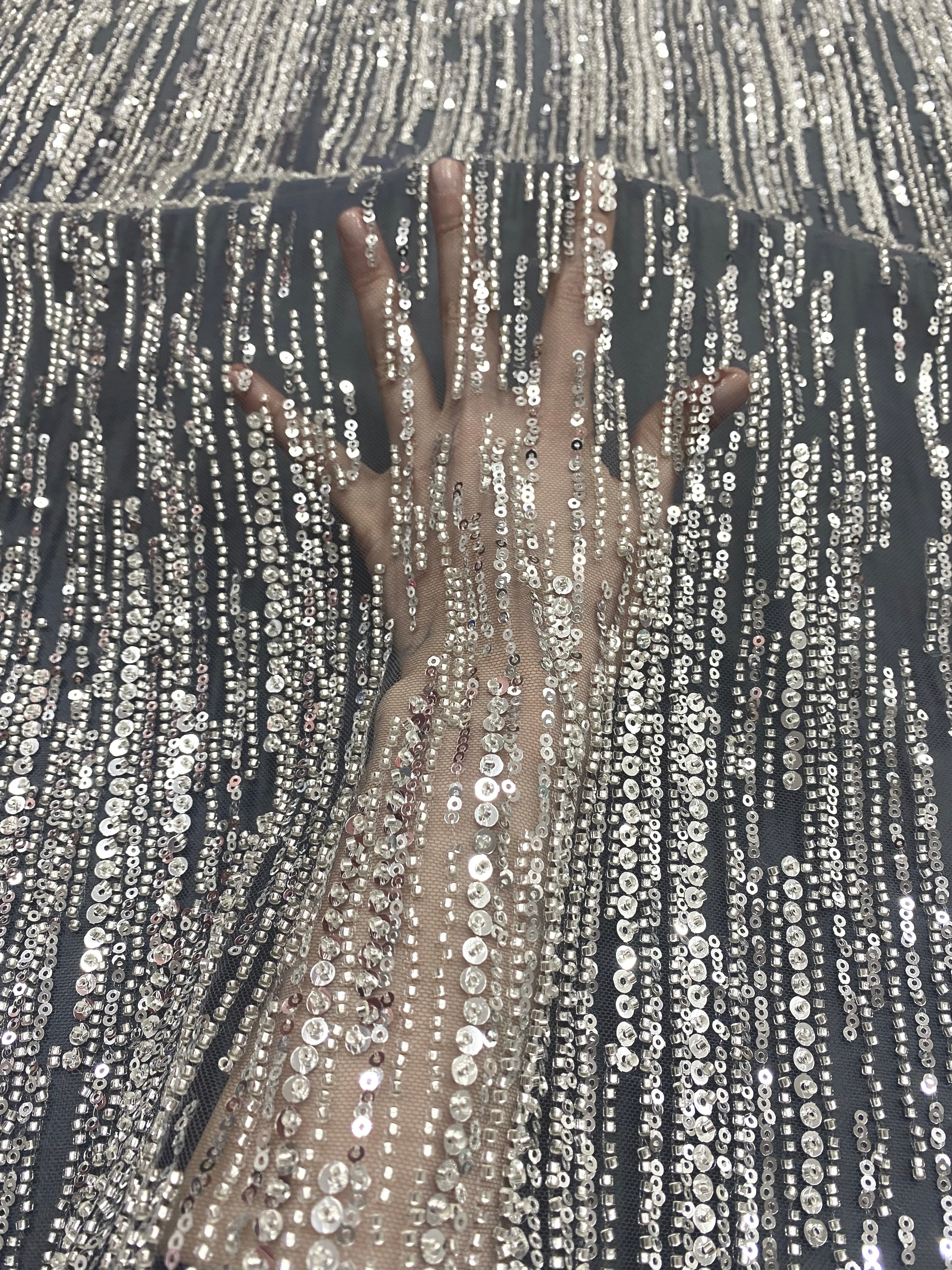 Dantela Couture Argintie pe Tulle Gri Antracit cu Model Liniar, cu Margele si Paiete