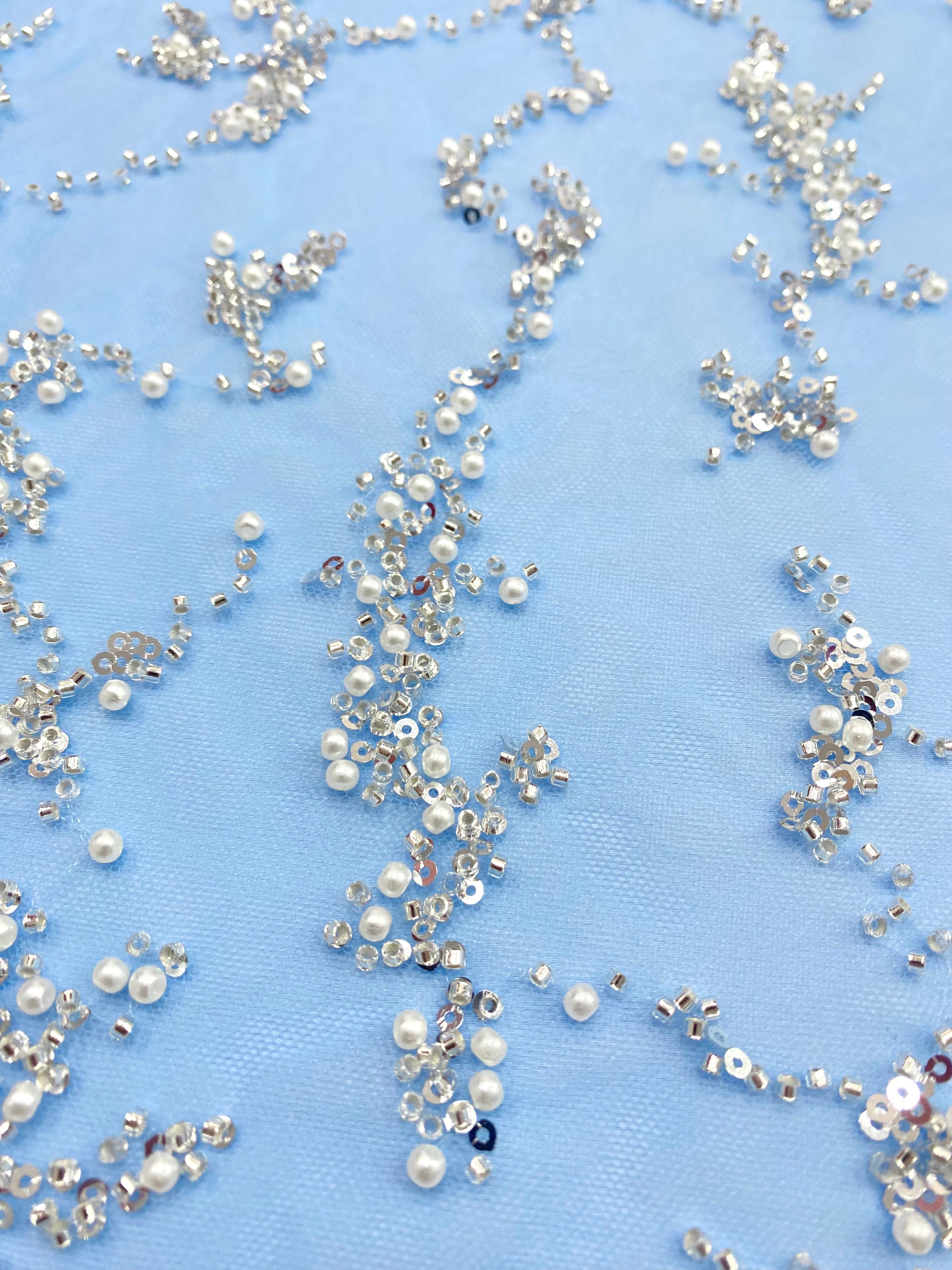 Dantela Couture Argintie pe Tulle Bleu cu Perle, Margele si Paiete
