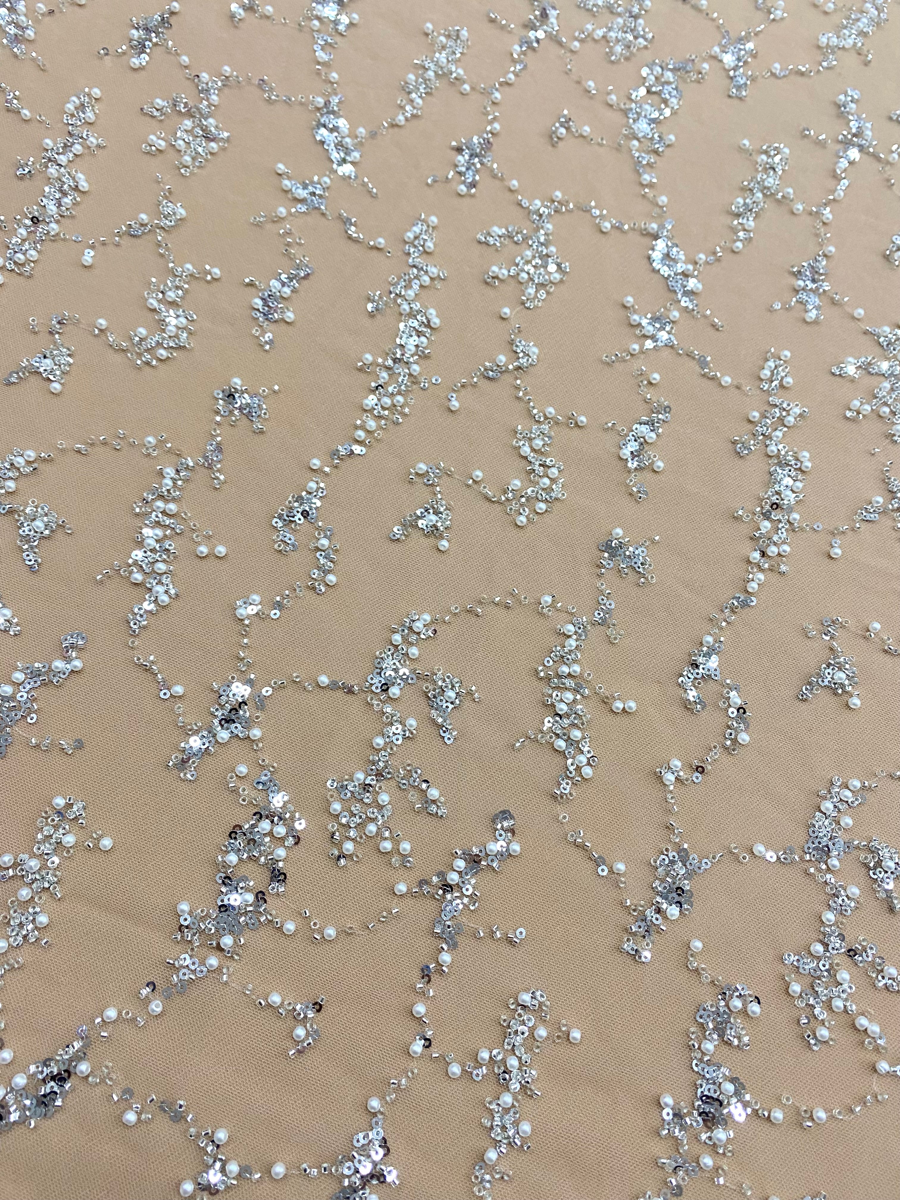 Dantela Couture Argintie pe Tulle Nude, cu Perle, Margele si Paiete