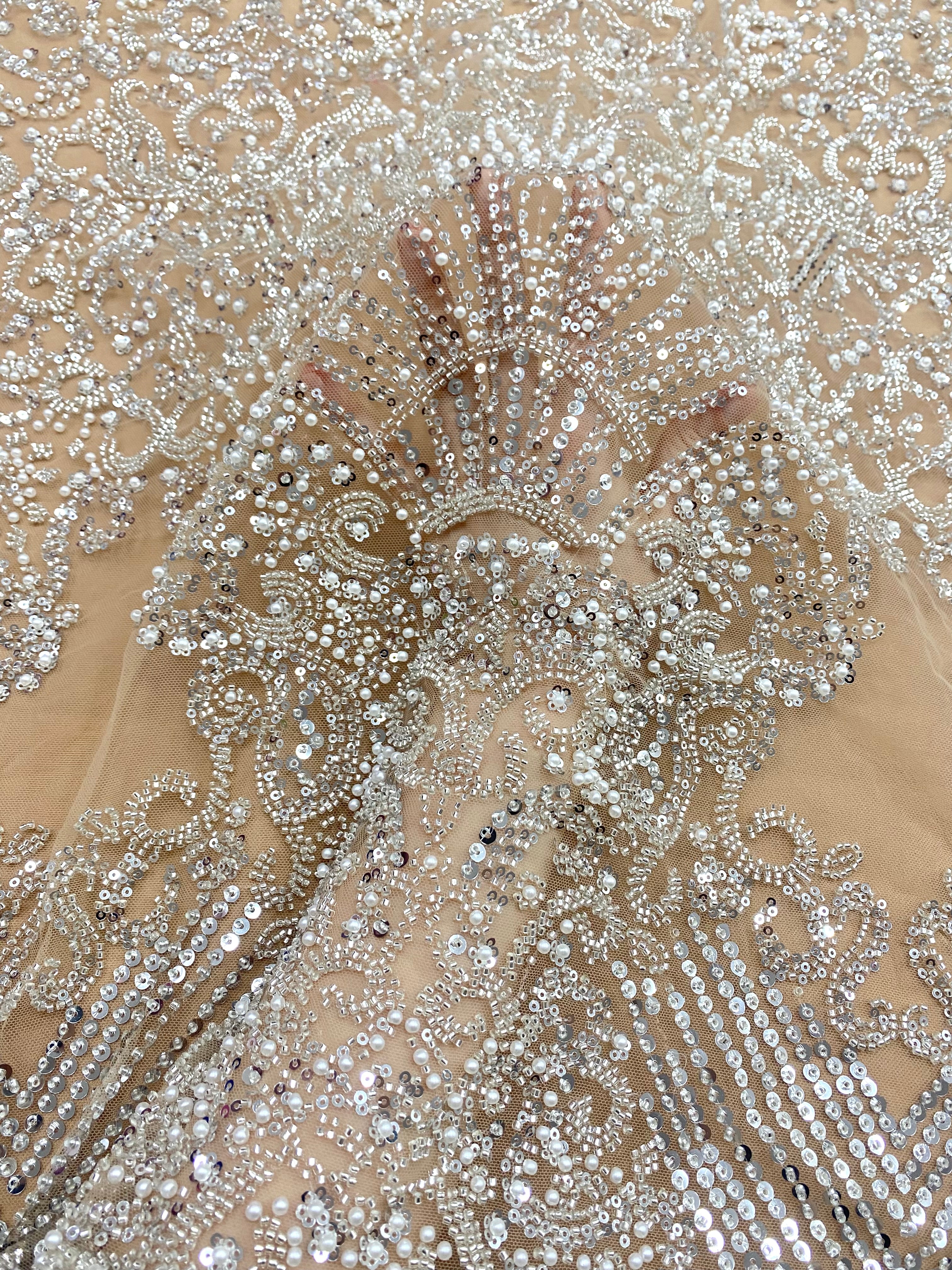 Dantela Couture Argintie pe Tulle Nude cu Model Geometric, cu Perle, Margele si Paiete